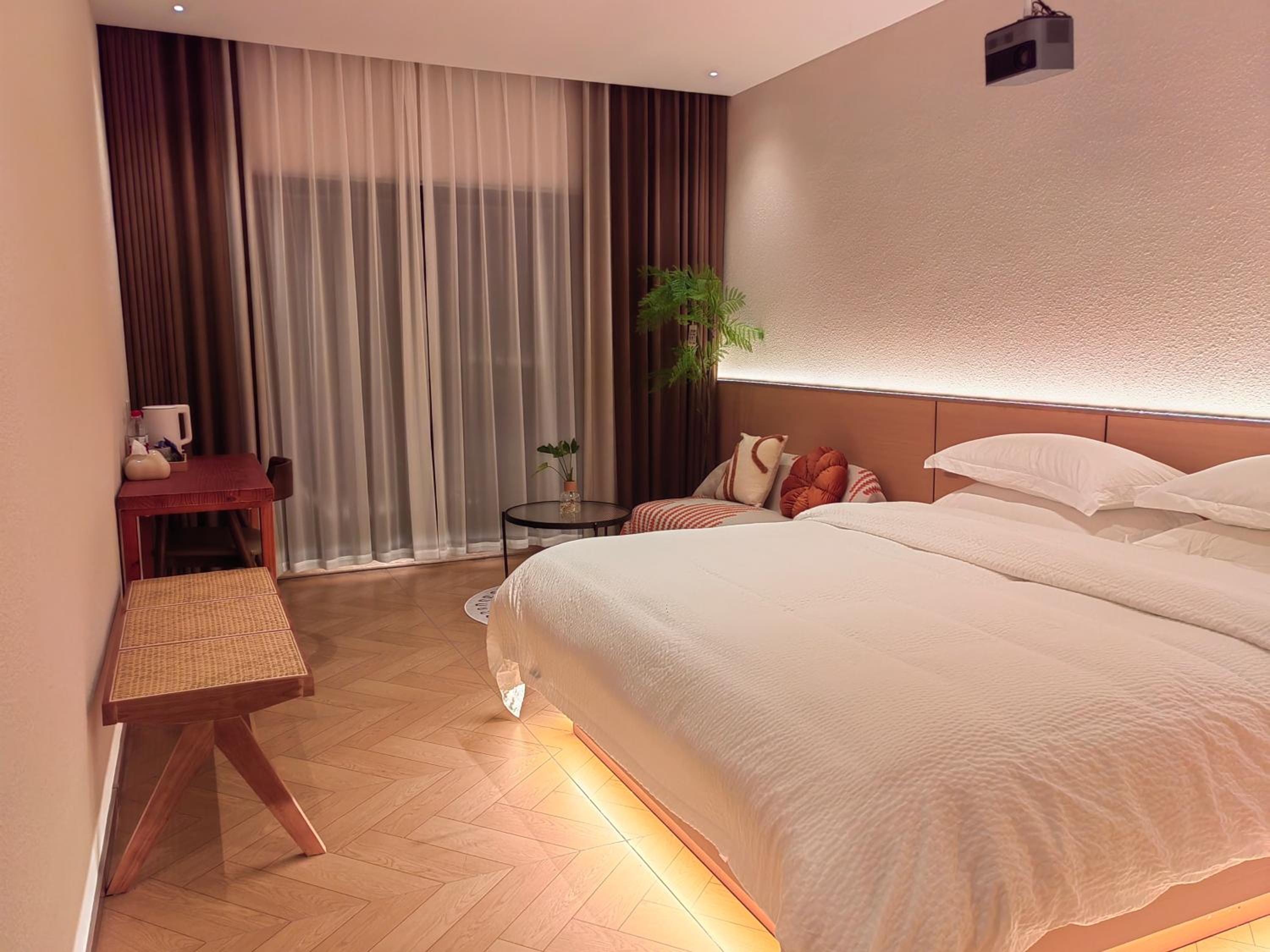 Deluxe King Room photo 2