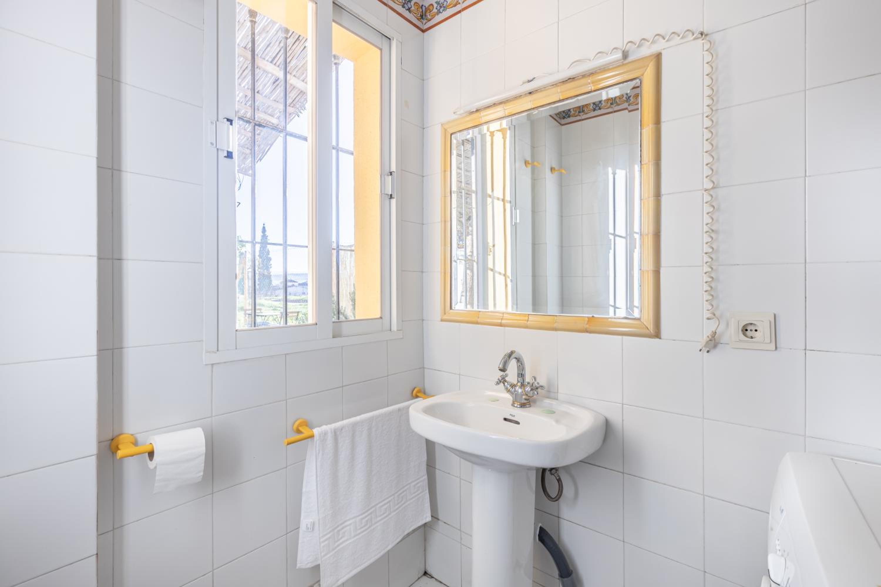 Twin Room with Private Bathroom photo 2