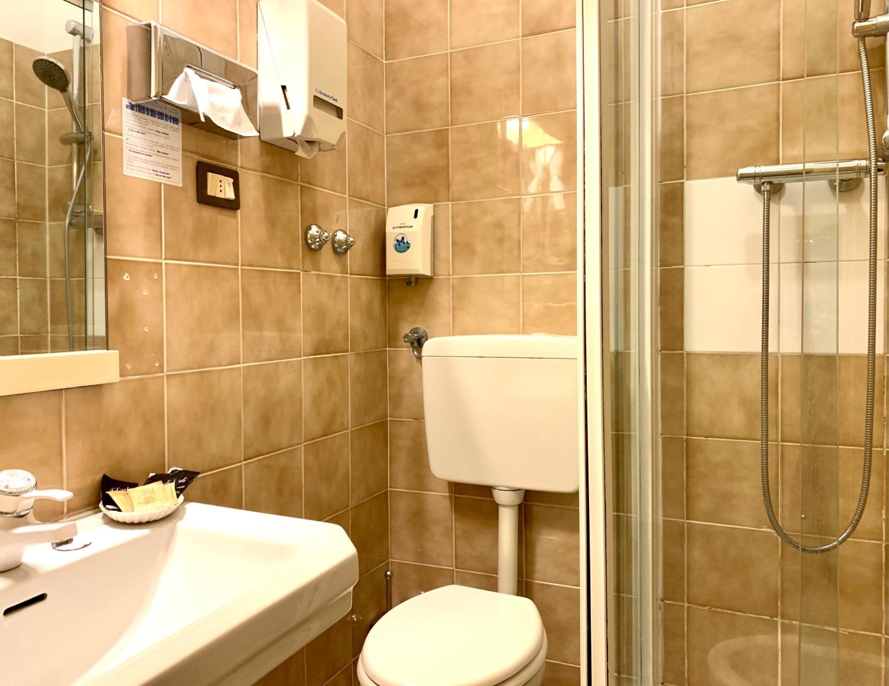 Basic Triple Room photo 3