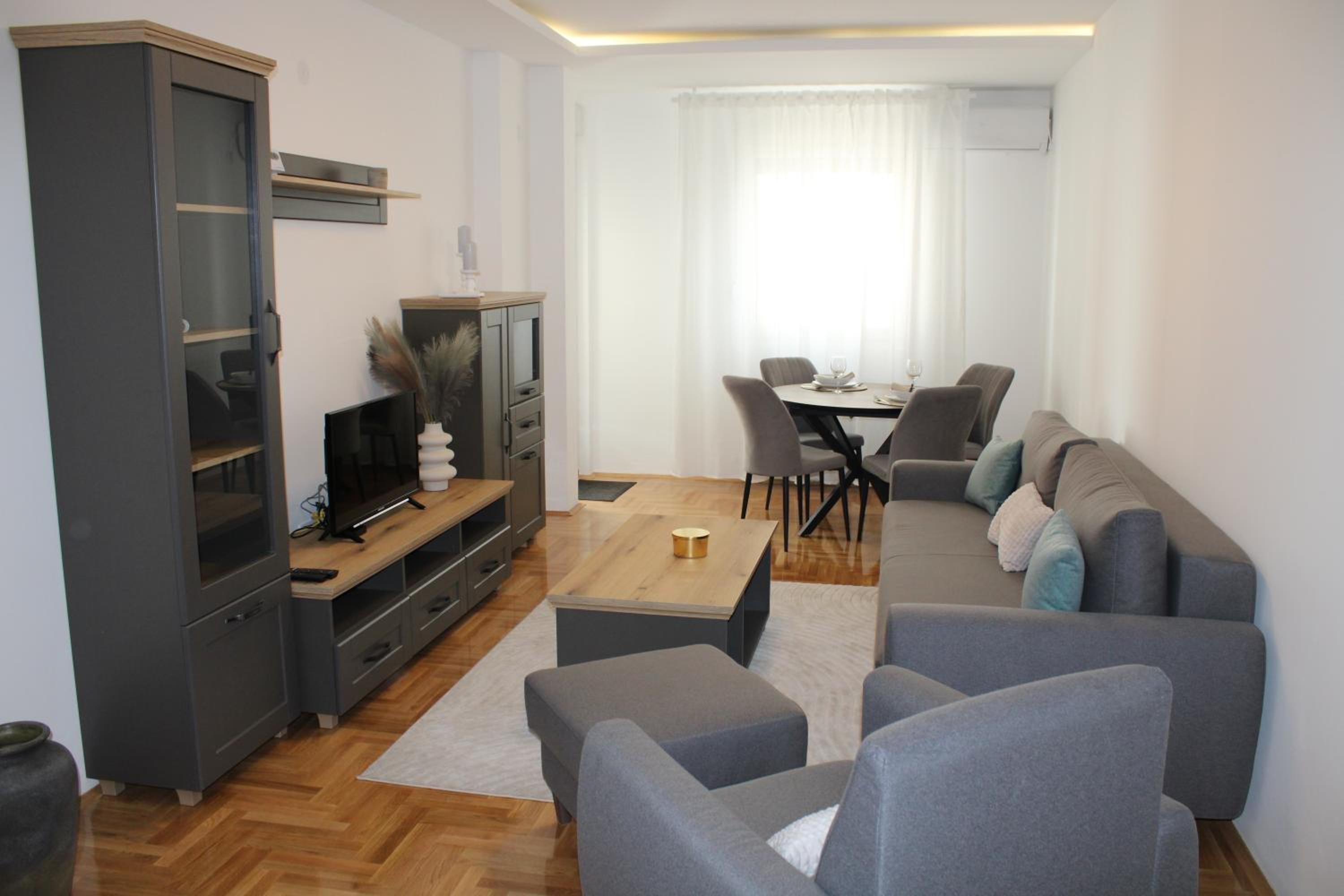 One-Bedroom Apartment photo 1
