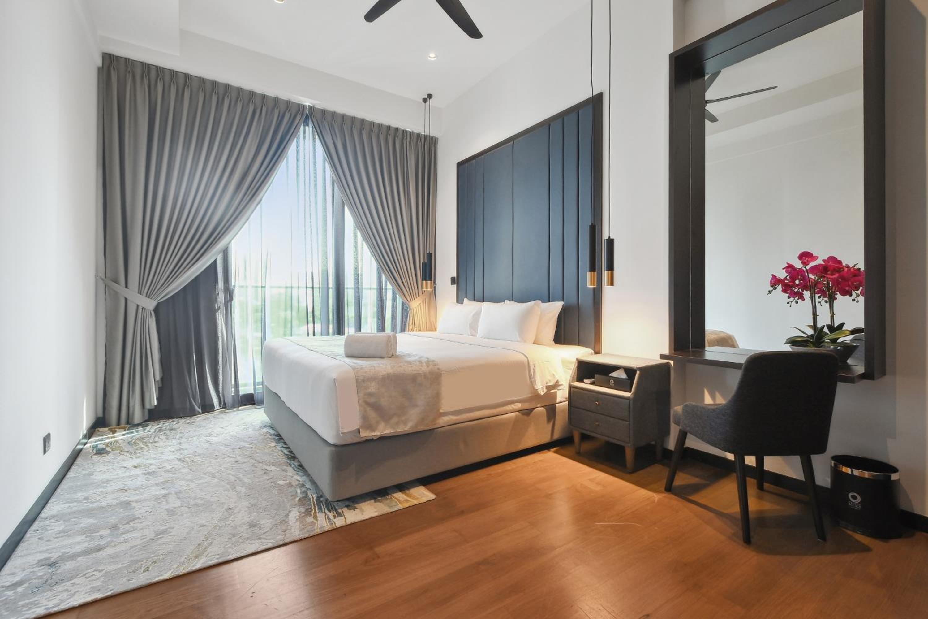 Deluxe One-Bedroom Apartment