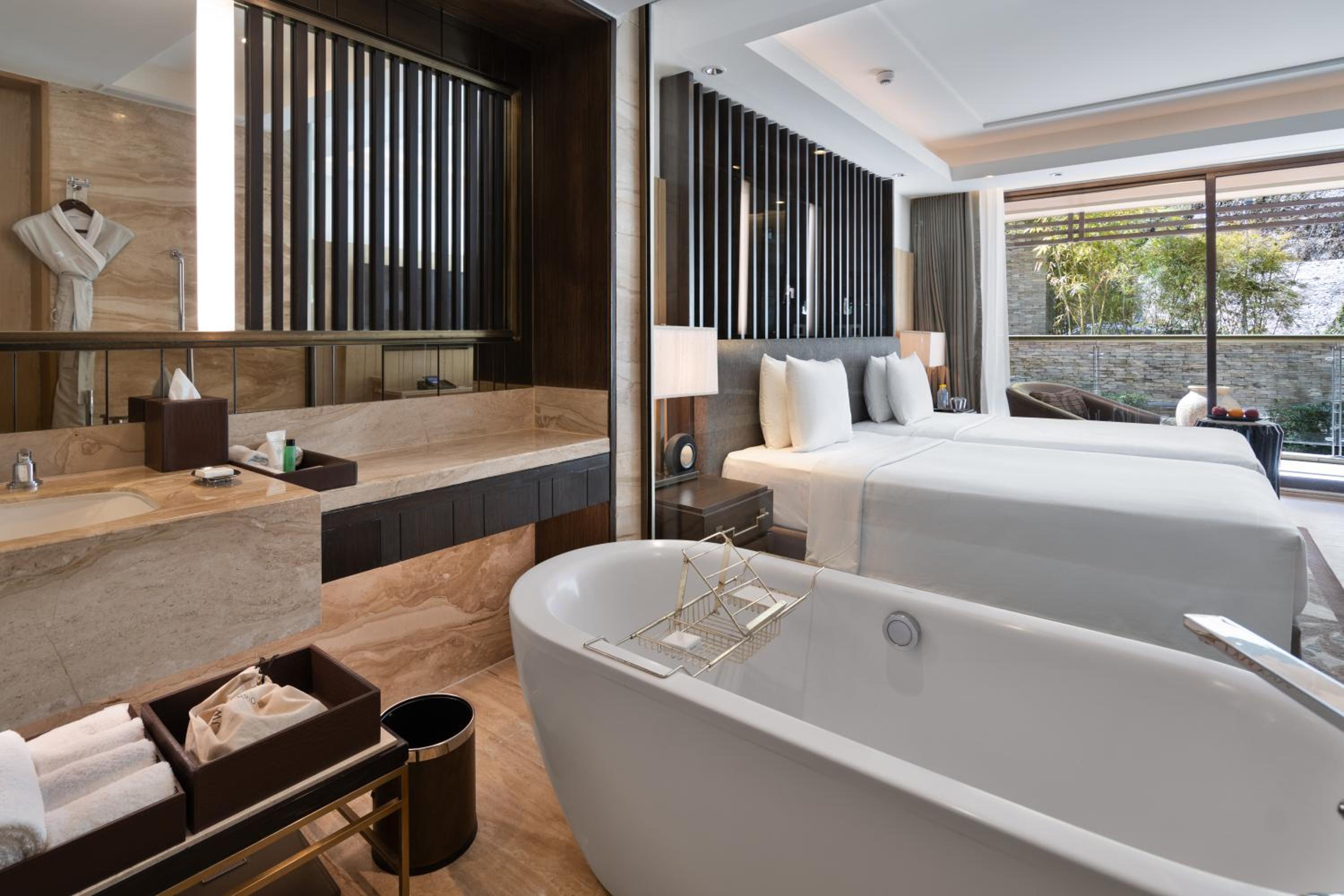 Deluxe Twin Balcony Room with Bathtub - Enjoy INR 1,000 Signature Resort Credit per stay photo 2