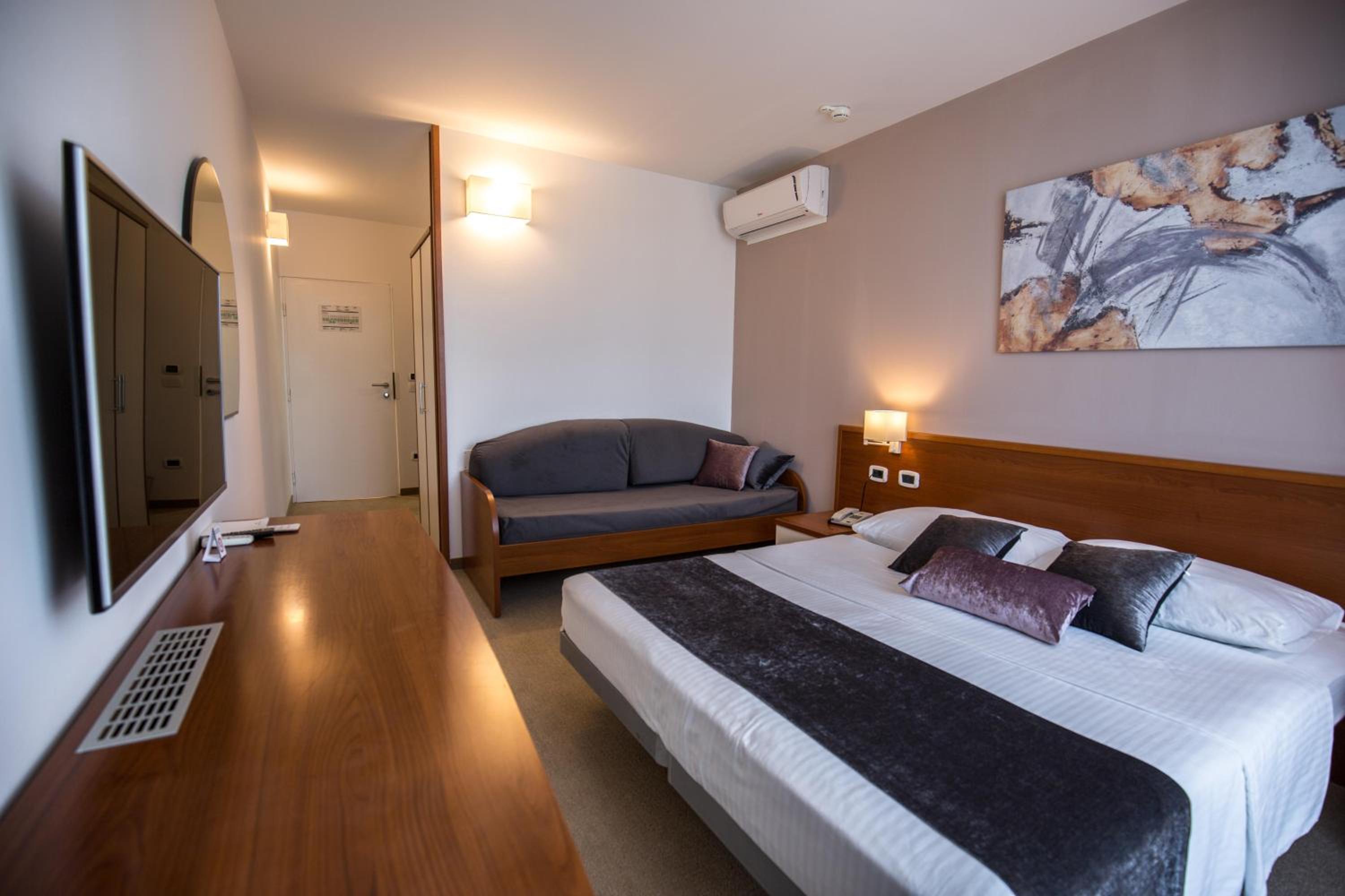 Triple Room with Balcony - Sea Side - Photo 4