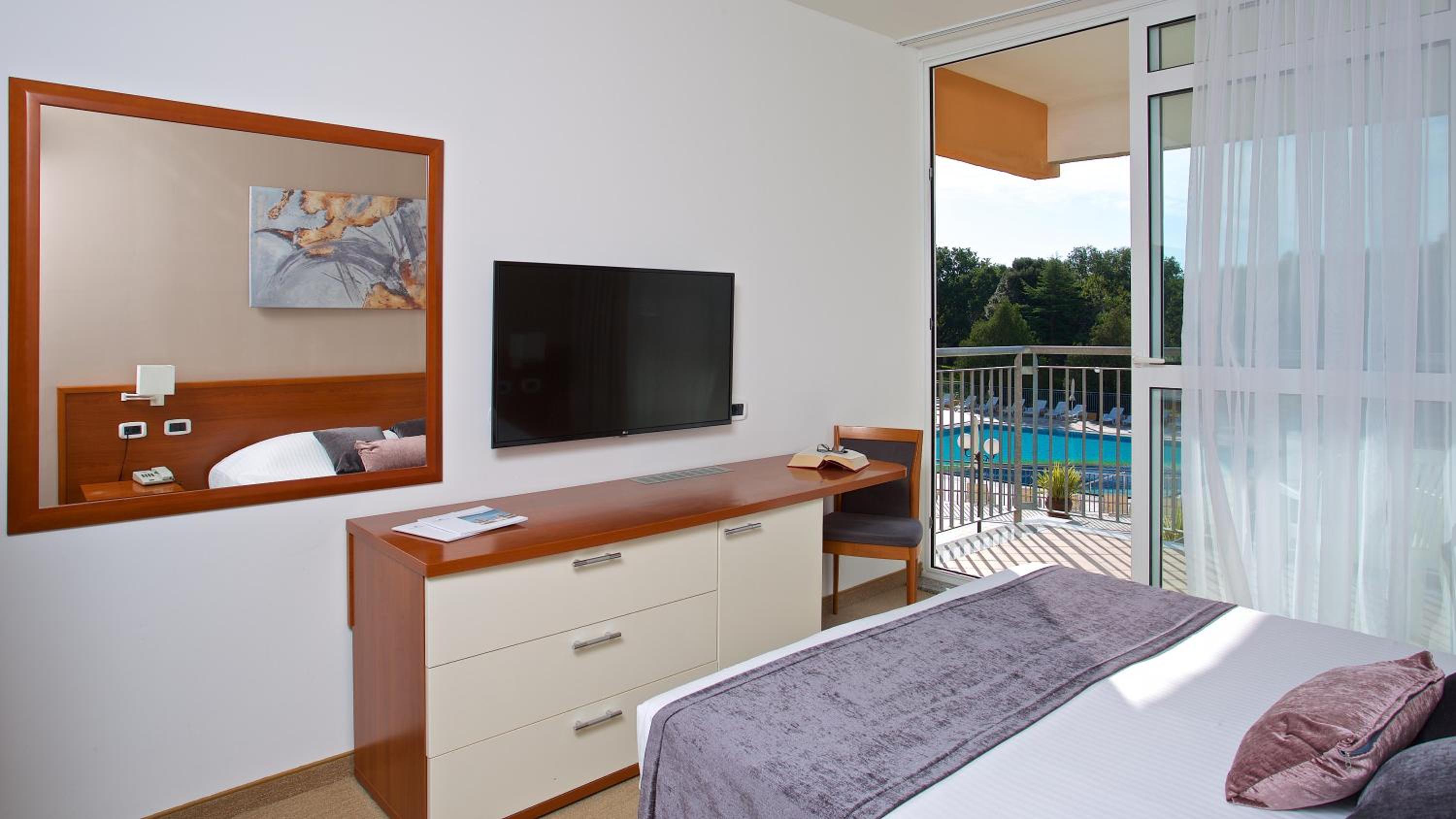 Family Room with Balcony - Sea Side - Photo 1