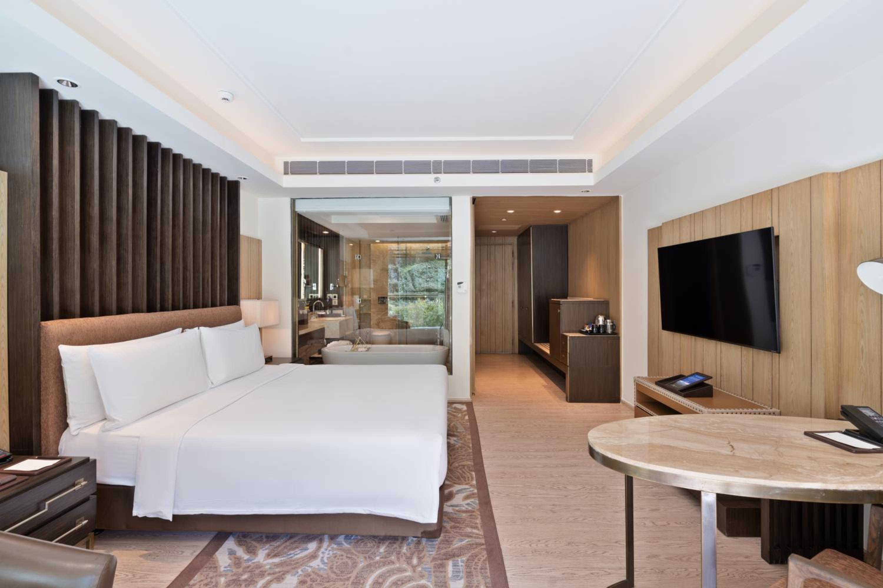Deluxe King Balcony Room with Bathtub - Enjoy INR 1,000 Signature Resort Credit per stay photo 2