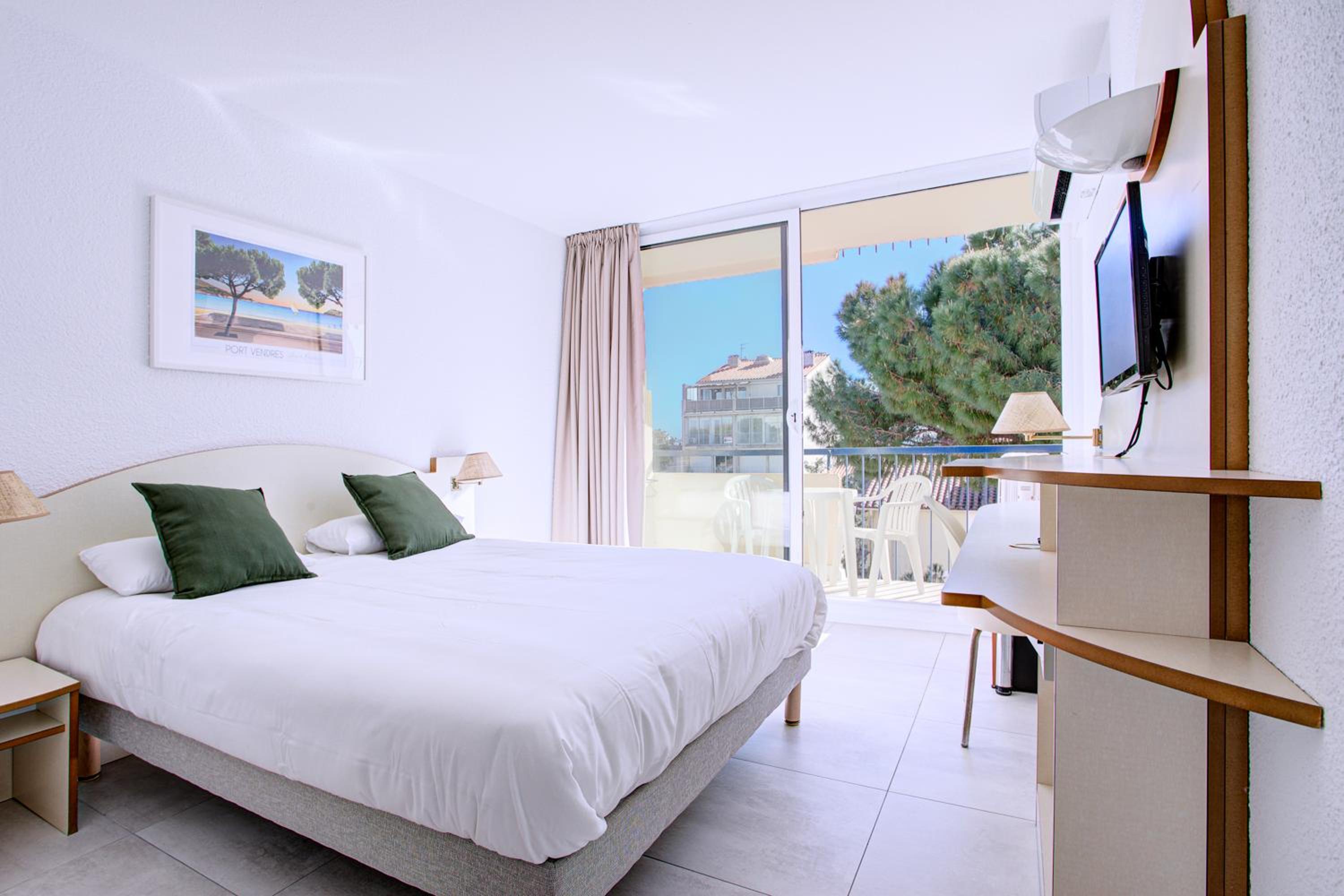 Comfort Double Room with Balcony and Air Conditioning - Mountain View or Sea Side photo 1