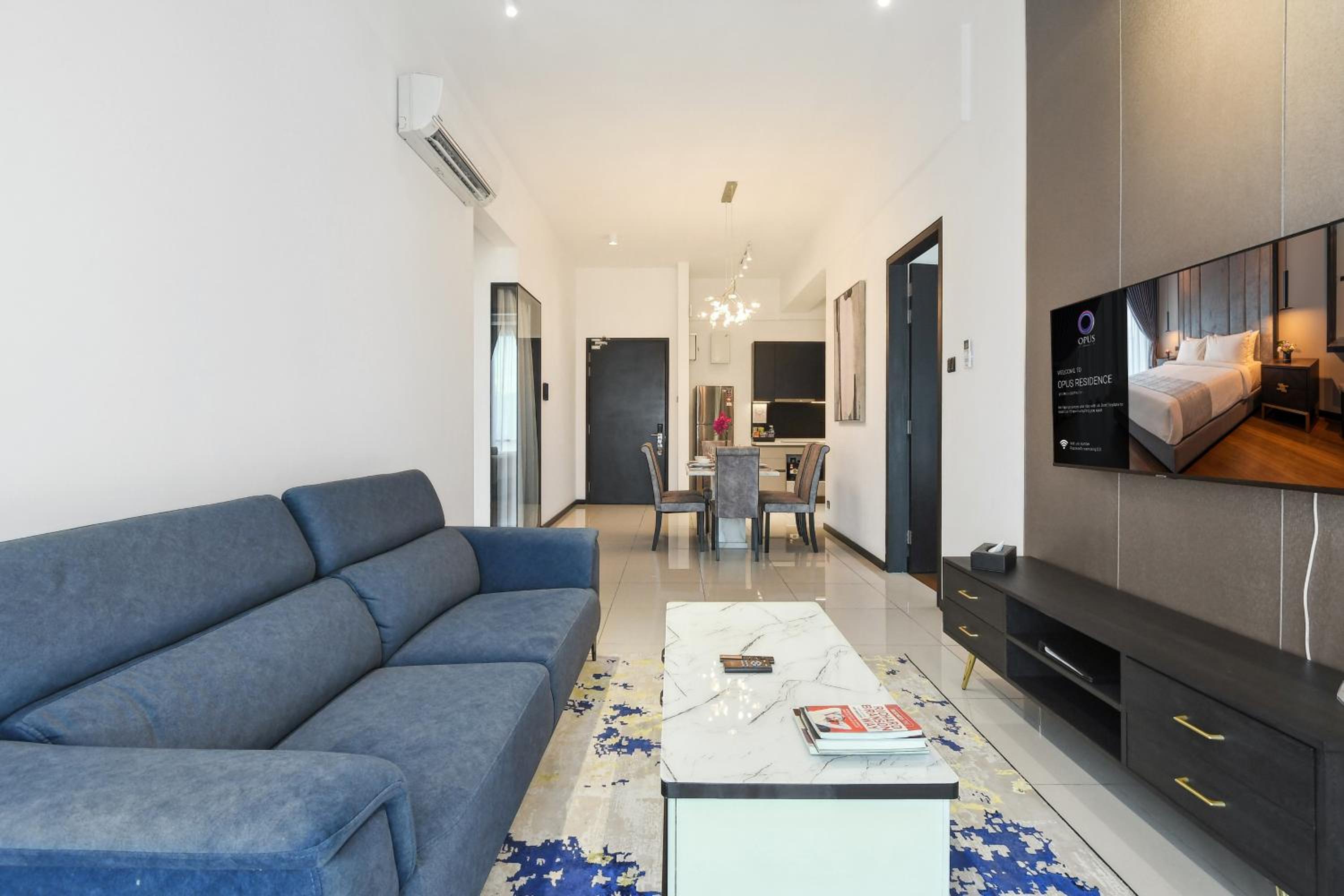 Deluxe Three-Bedroom Apartment