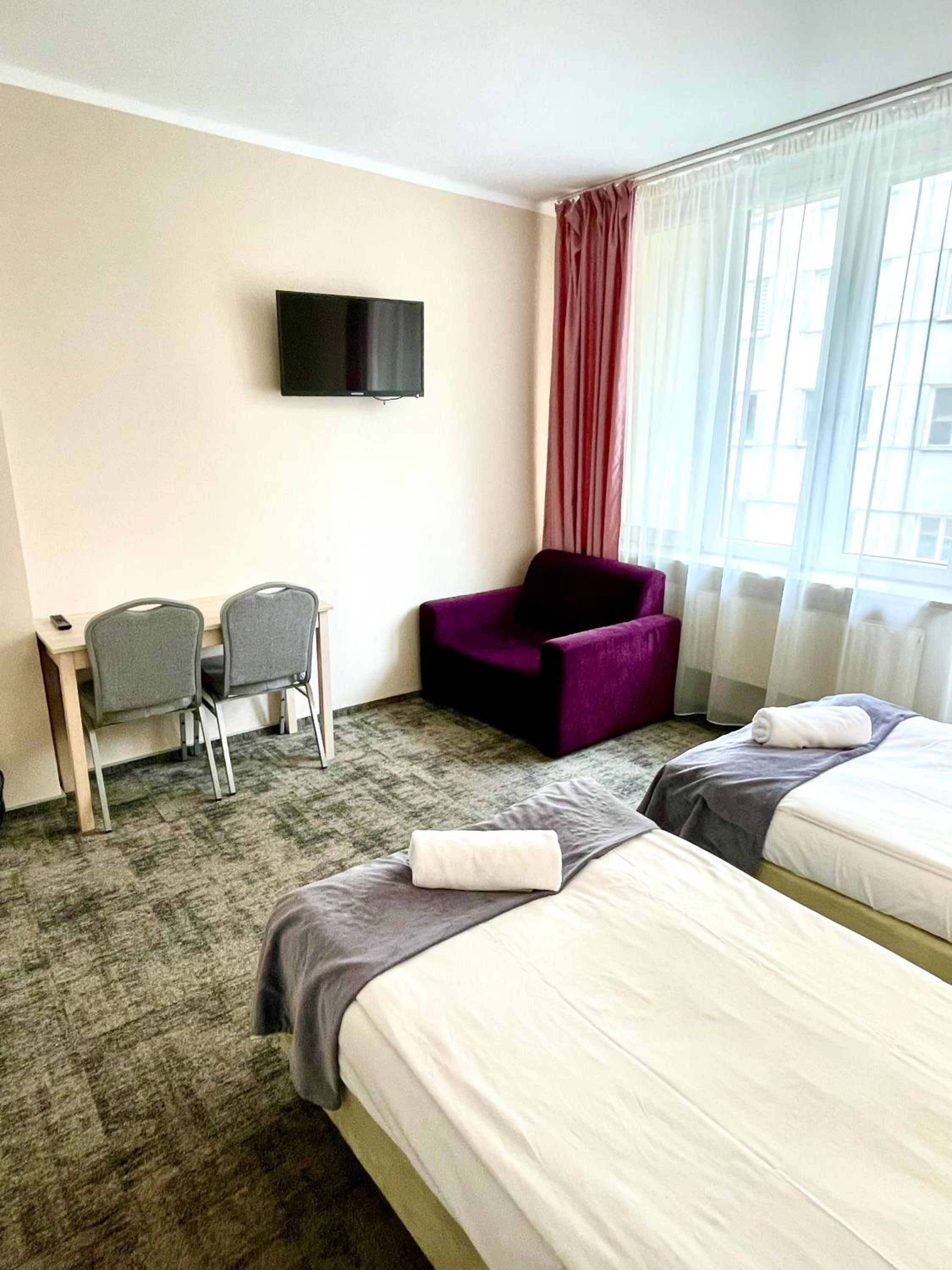 Double or Twin Room with Private Bathroom - Photo 3