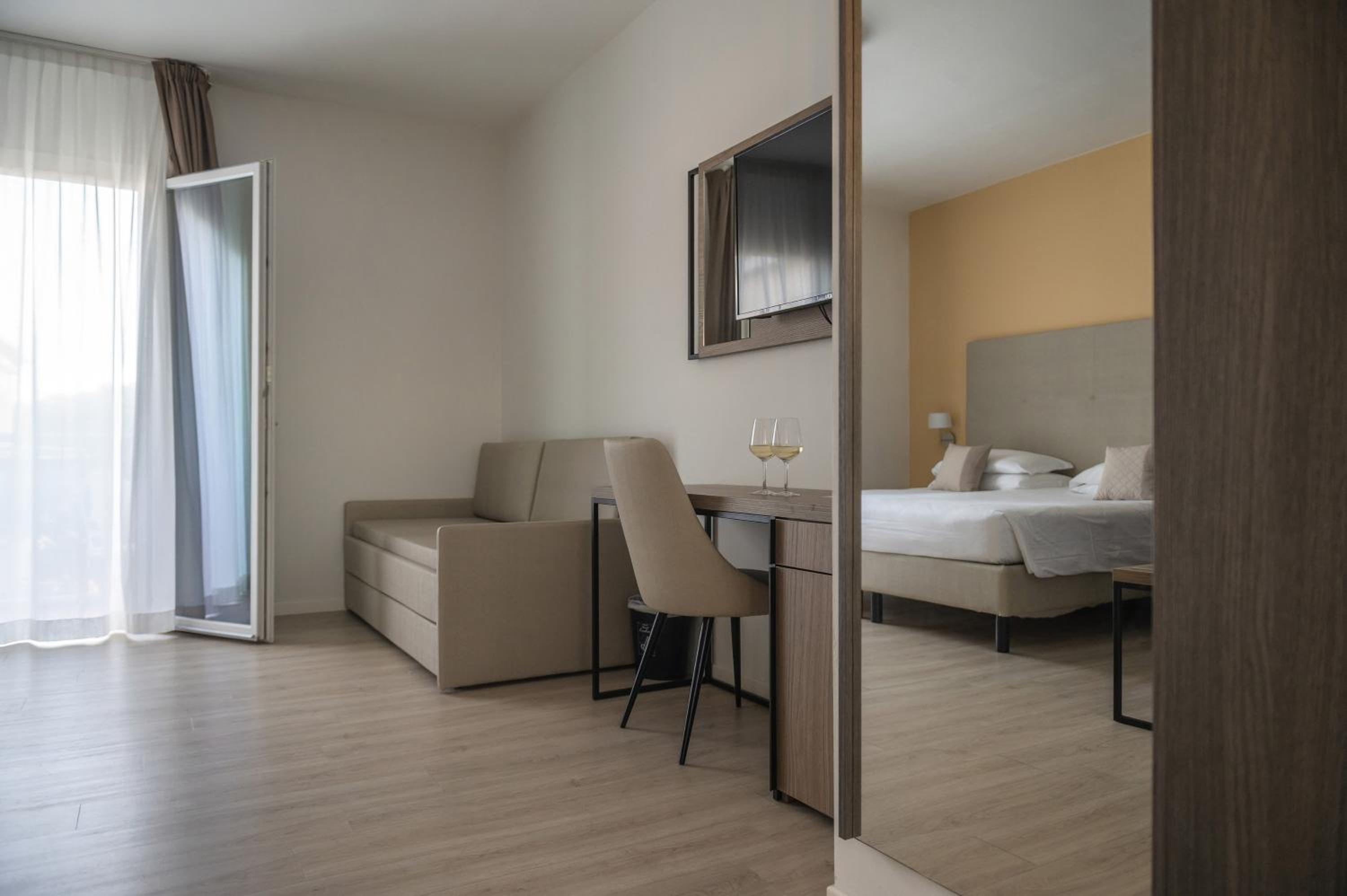 Deluxe Quadruple Room with Balcony Partial Sea View photo 2