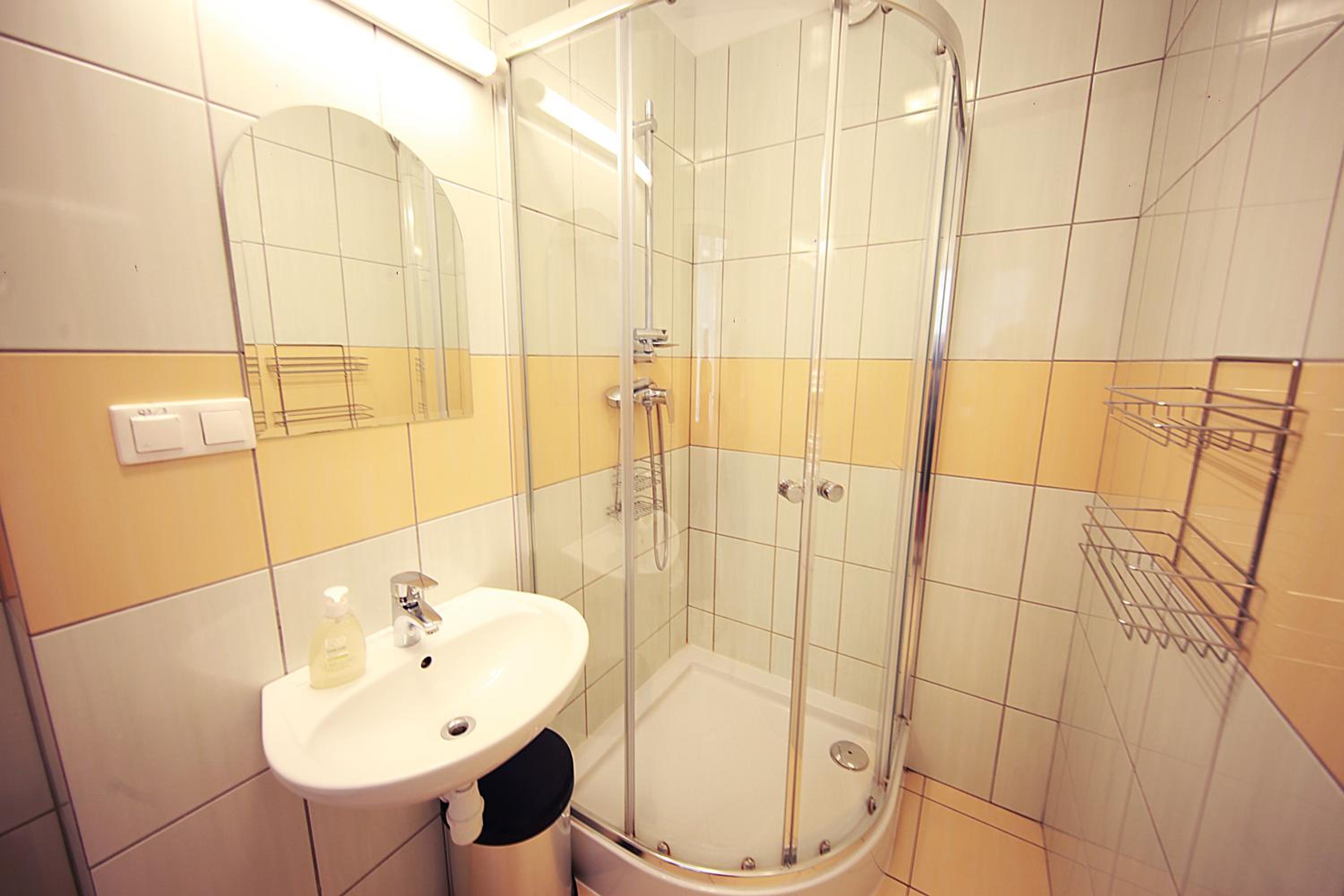 Quadruple Room with Bathroom - Photo 3