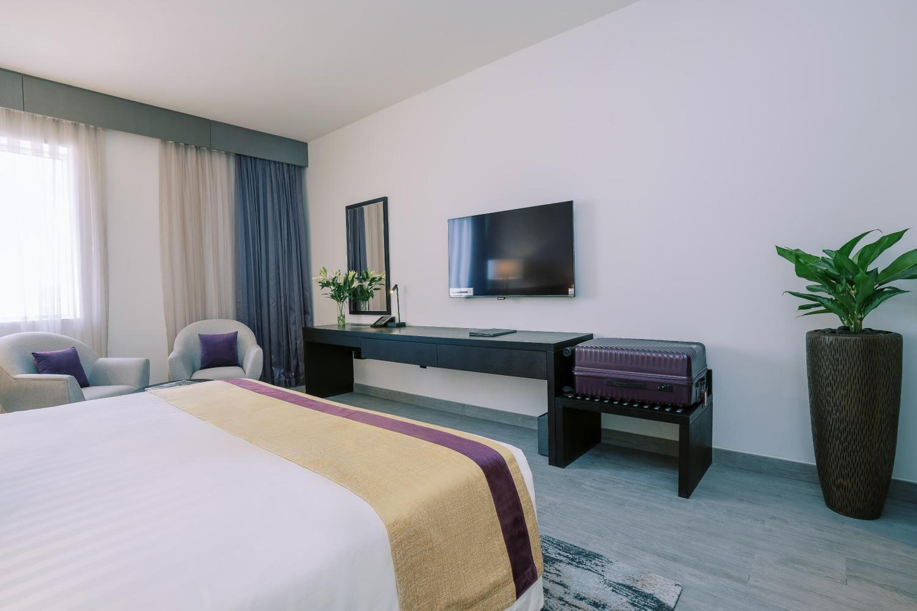 Deluxe King Room -15% off on F&B shuttle to Deira City Center, Al Ghurair Mall & La Mer Beach