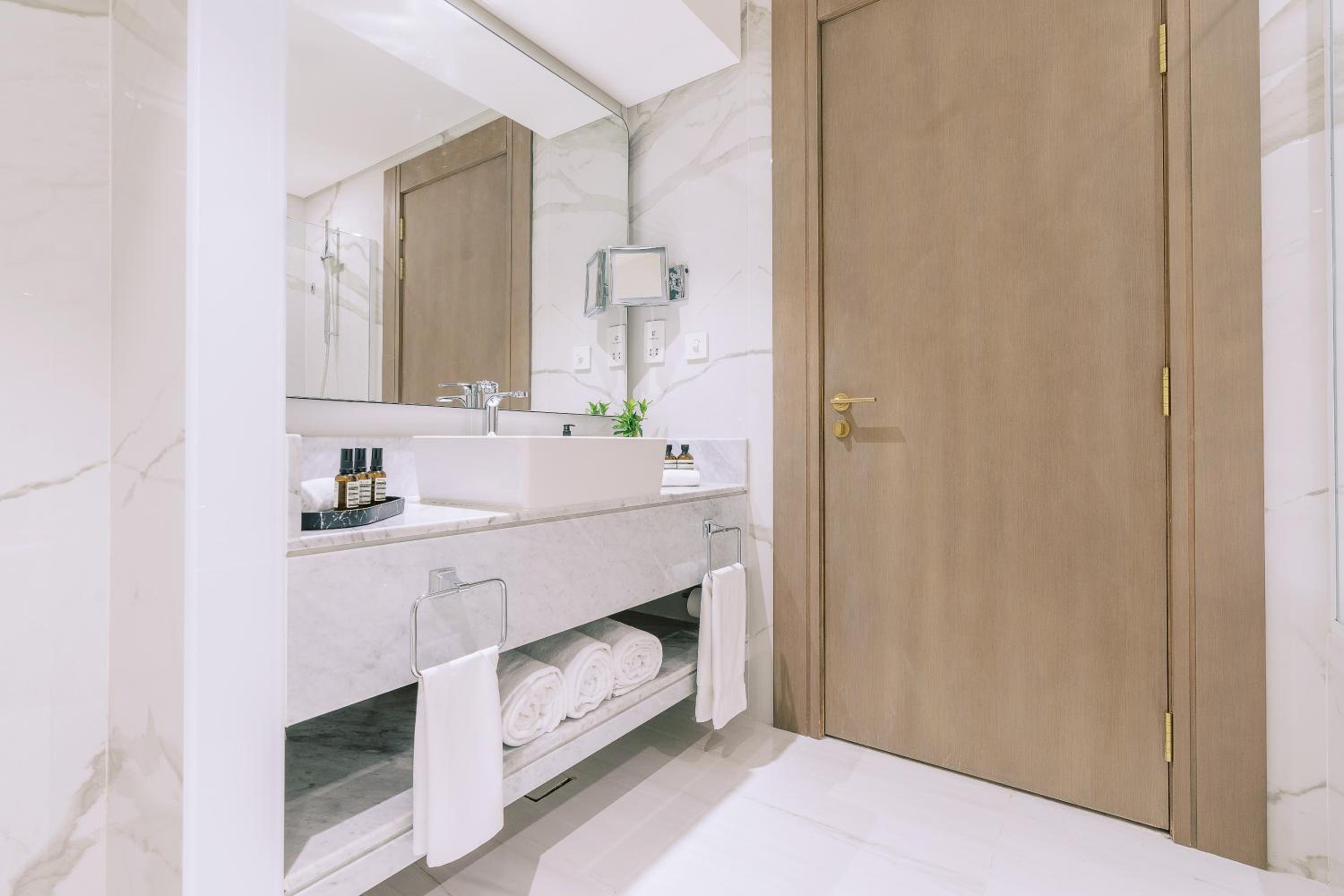 Premium King Room w/ Kitchenette -15% off on F&B shuttle to Deira City Center, Al Ghurair Mall & La Mer Beach photo 3