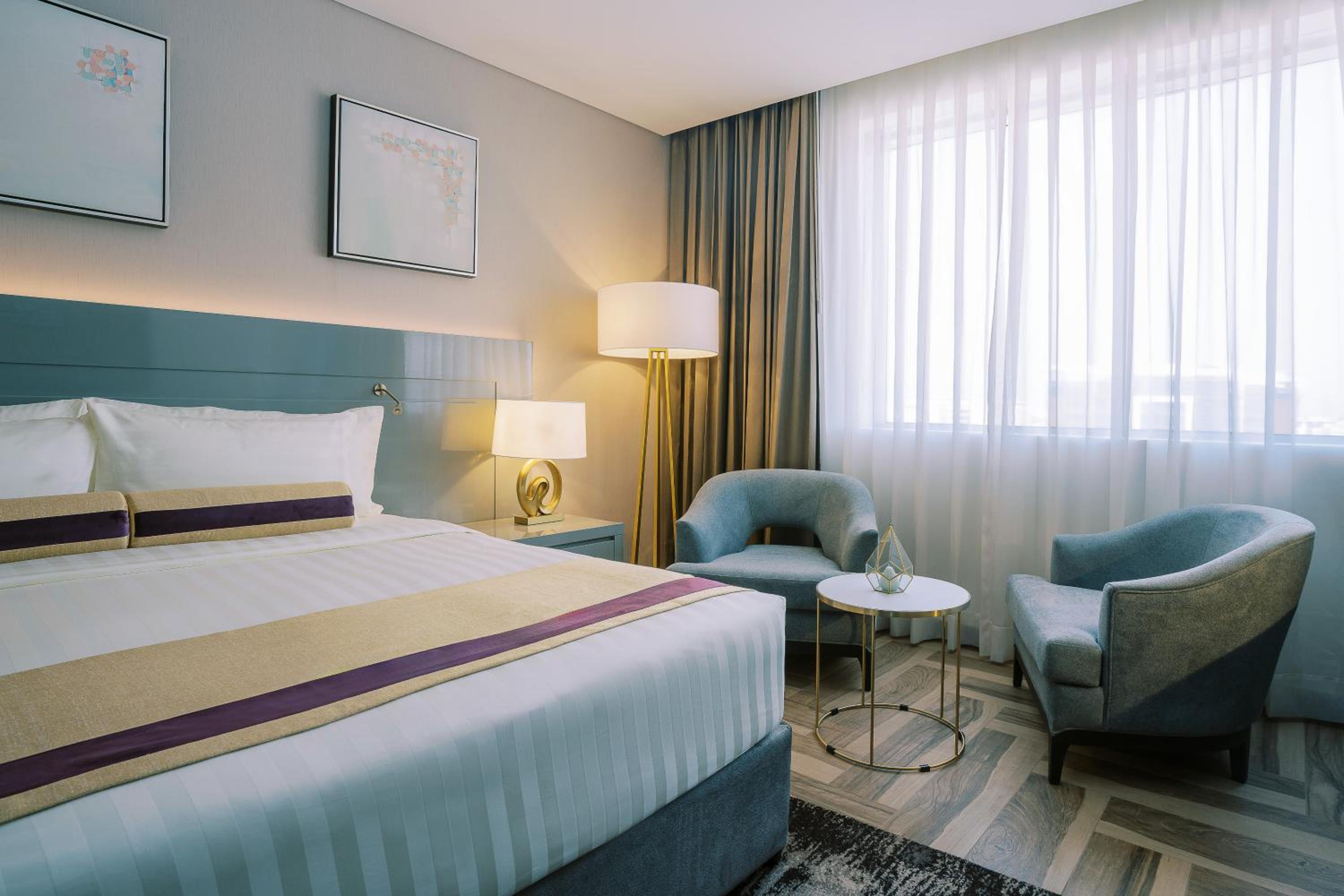 Deluxe King Room -15% off on F&B shuttle to Deira City Center, Al Ghurair Mall & La Mer Beach photo 1