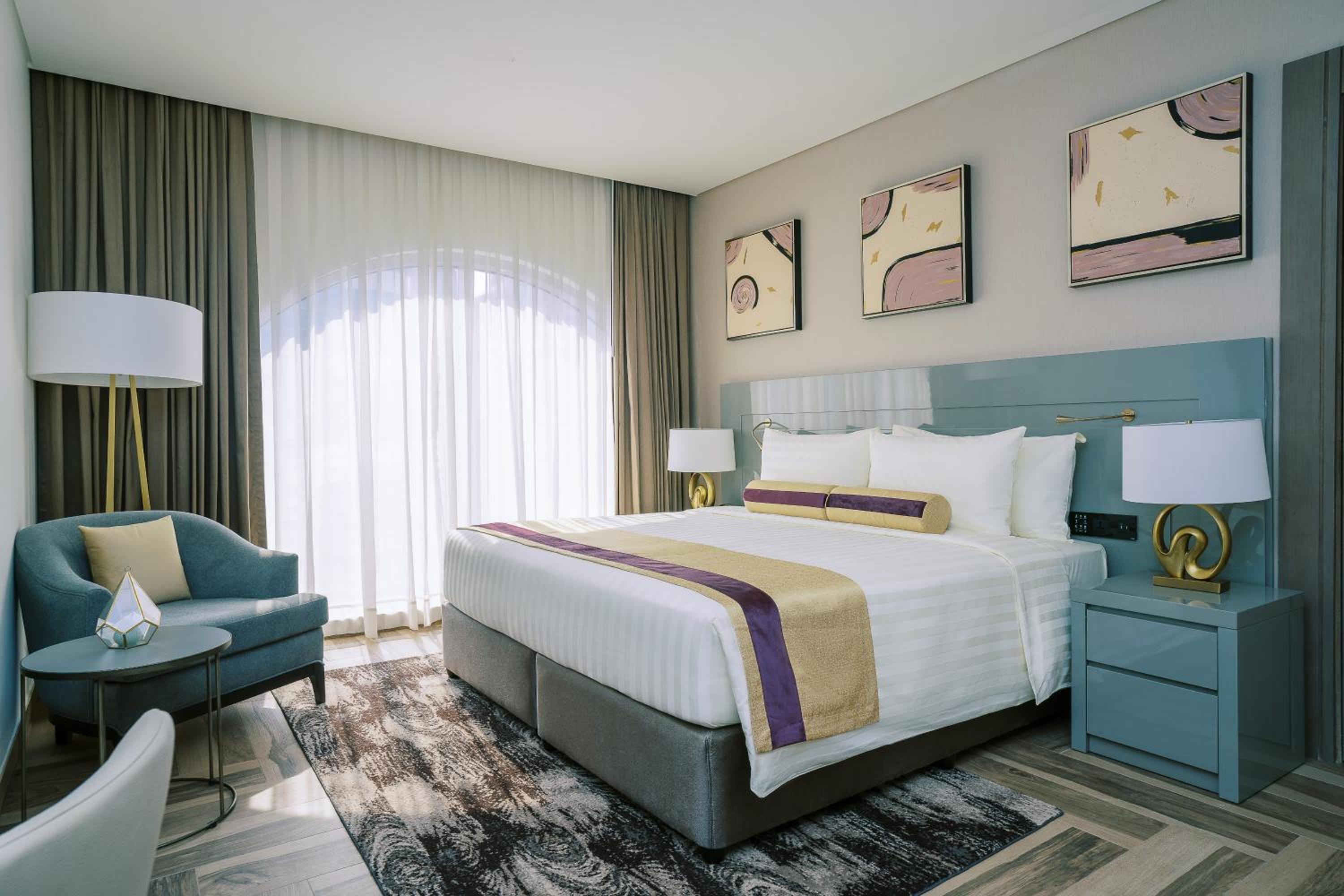 One Bedroom Suite w/ Kitchenette - 15% off on F&B shuttle to Deira City Center, Al Ghurair Mall & La Mer Beach