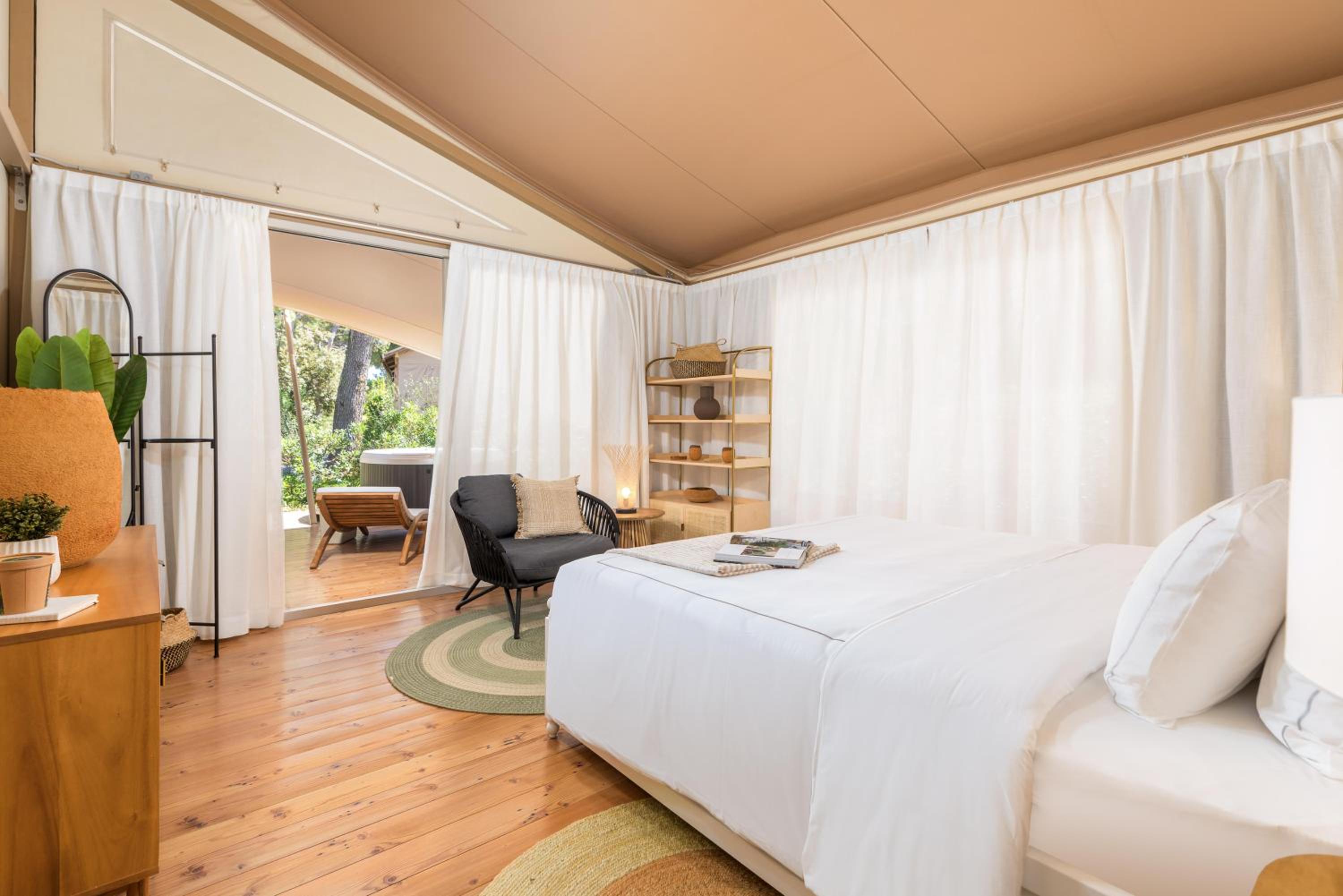 Grand Escape Luxury Suite thumbnail 5