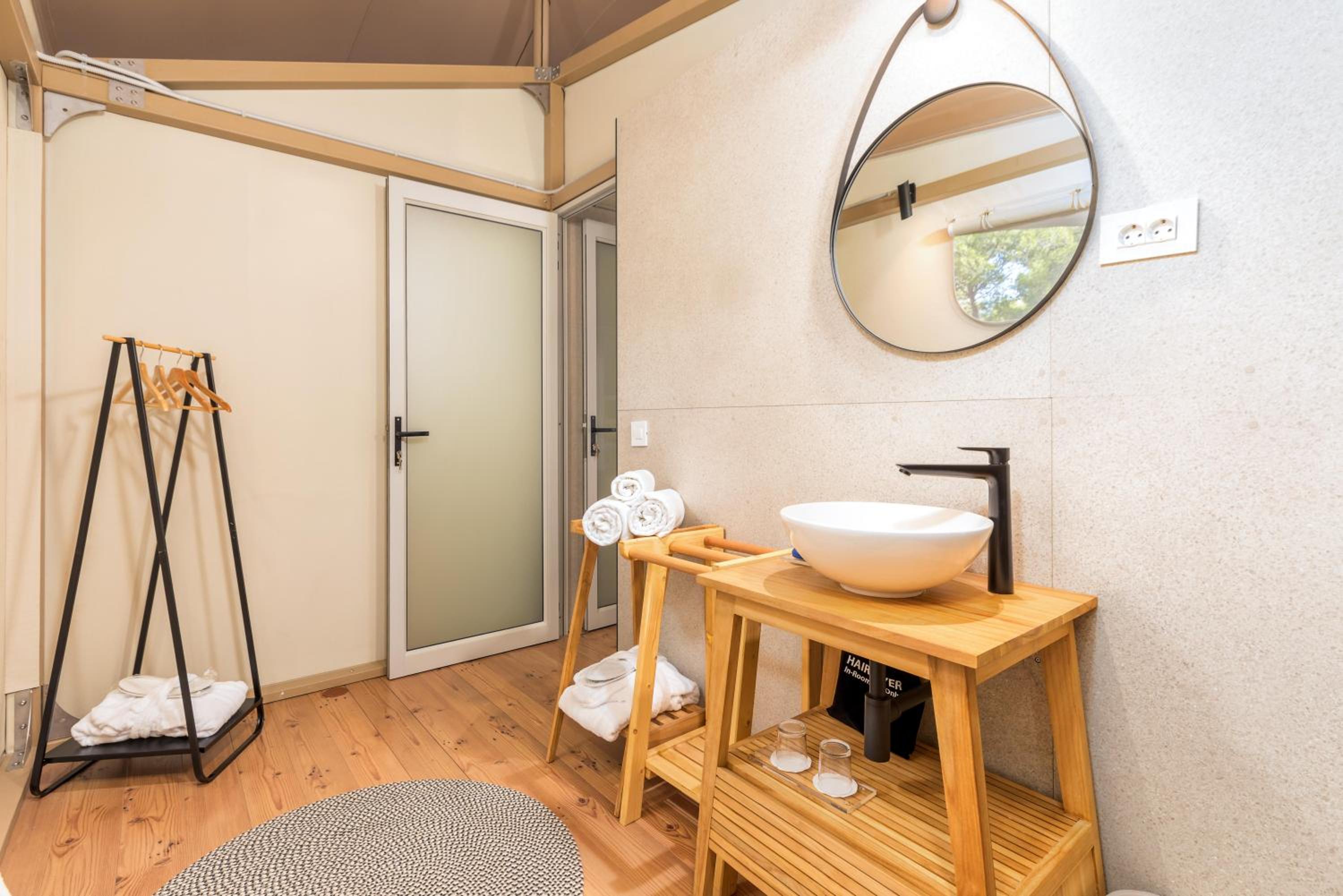 Grand Escape Luxury Suite thumbnail 5