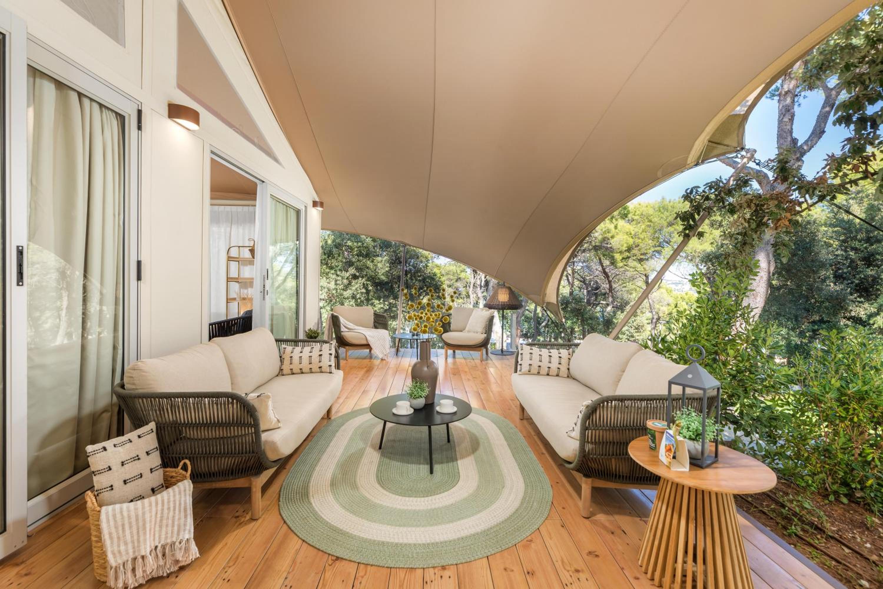 Grand Escape Luxury Suite thumbnail 6