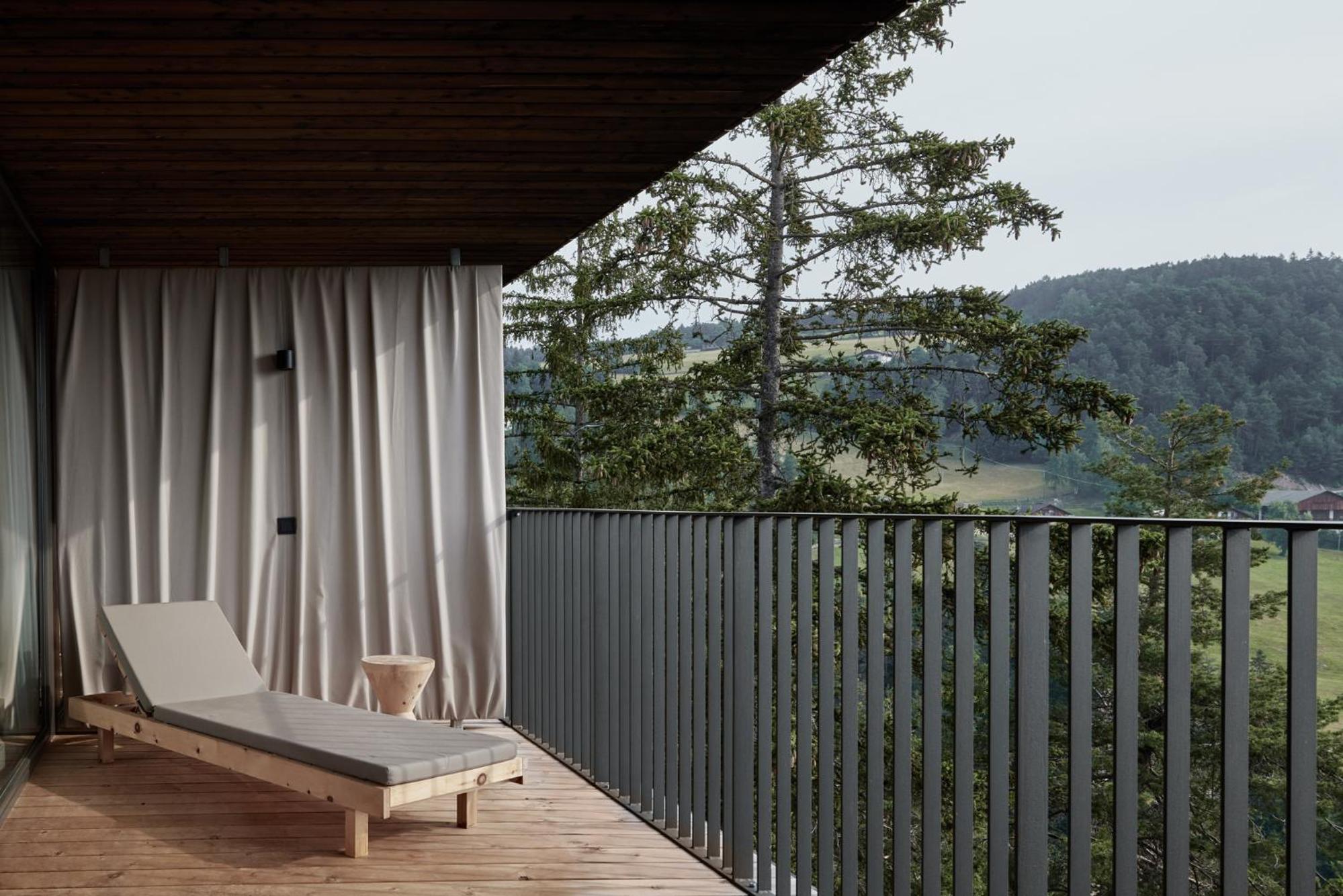 Deluxe King Suite with Mountain View photo 2