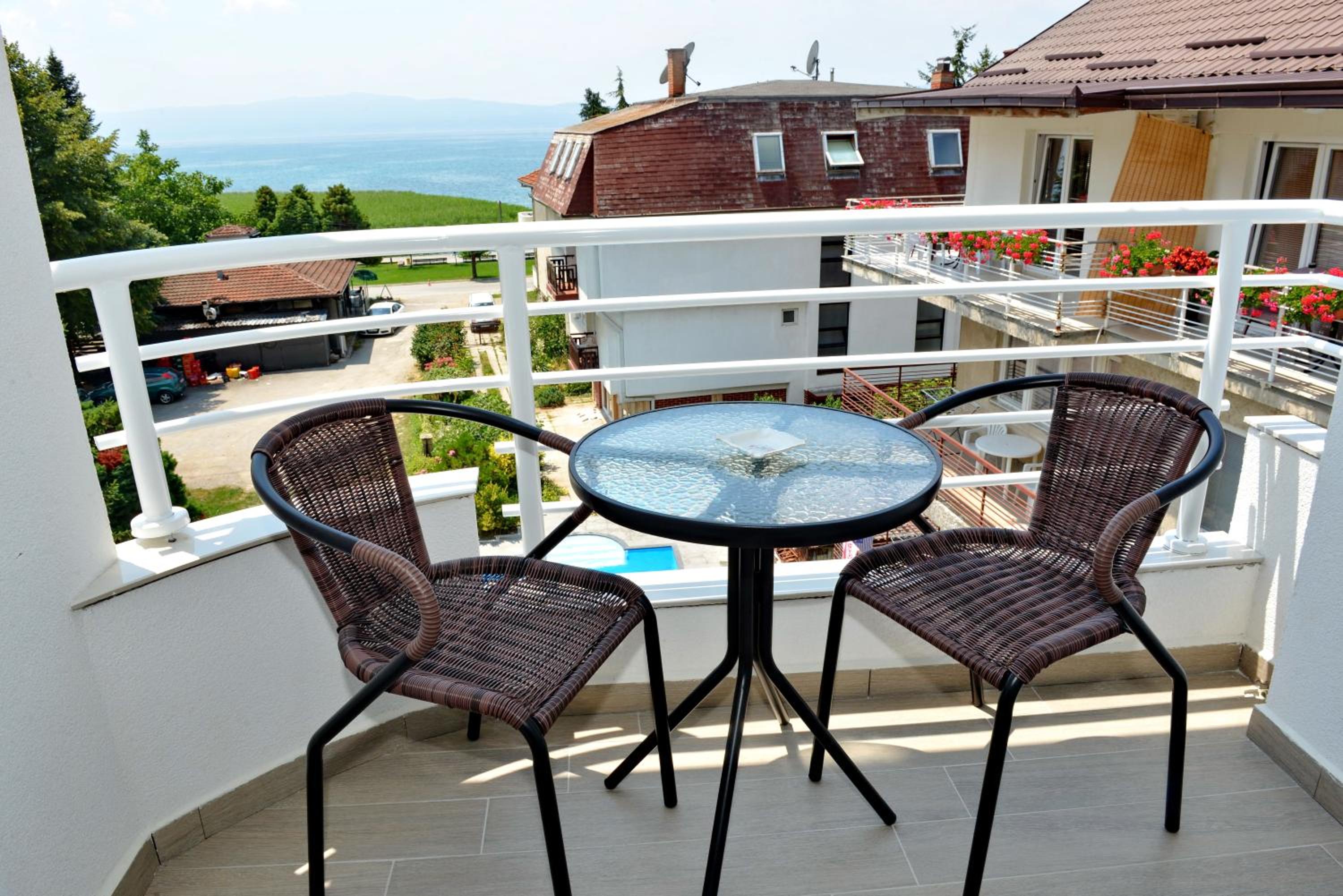 Double Room with Lake View - Photo 6