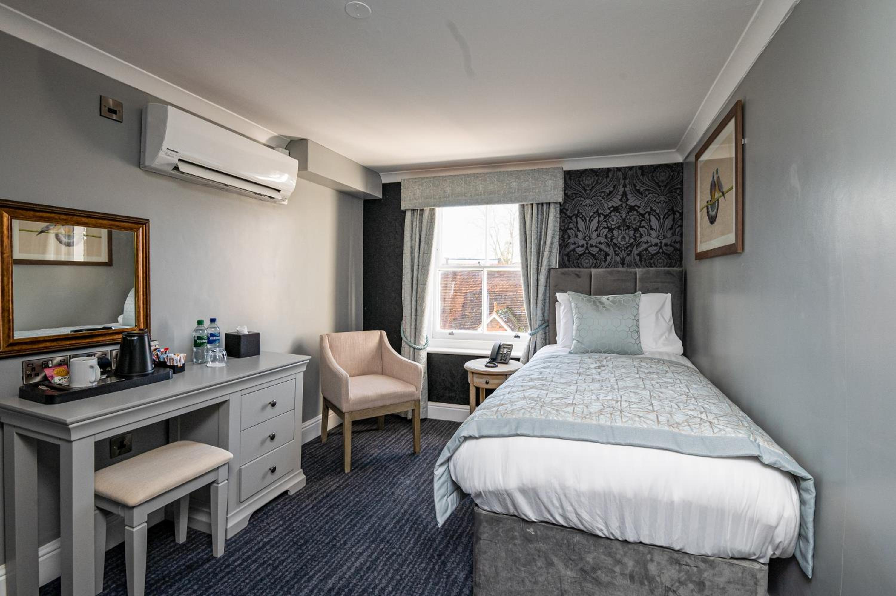 Cozy Single Room - Non-Smoking