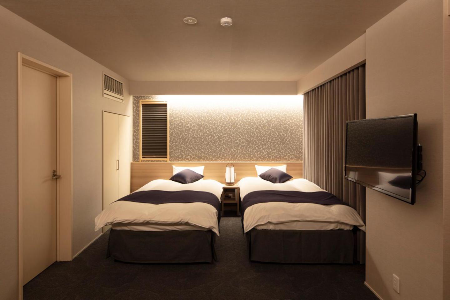 Suite - Photo 1