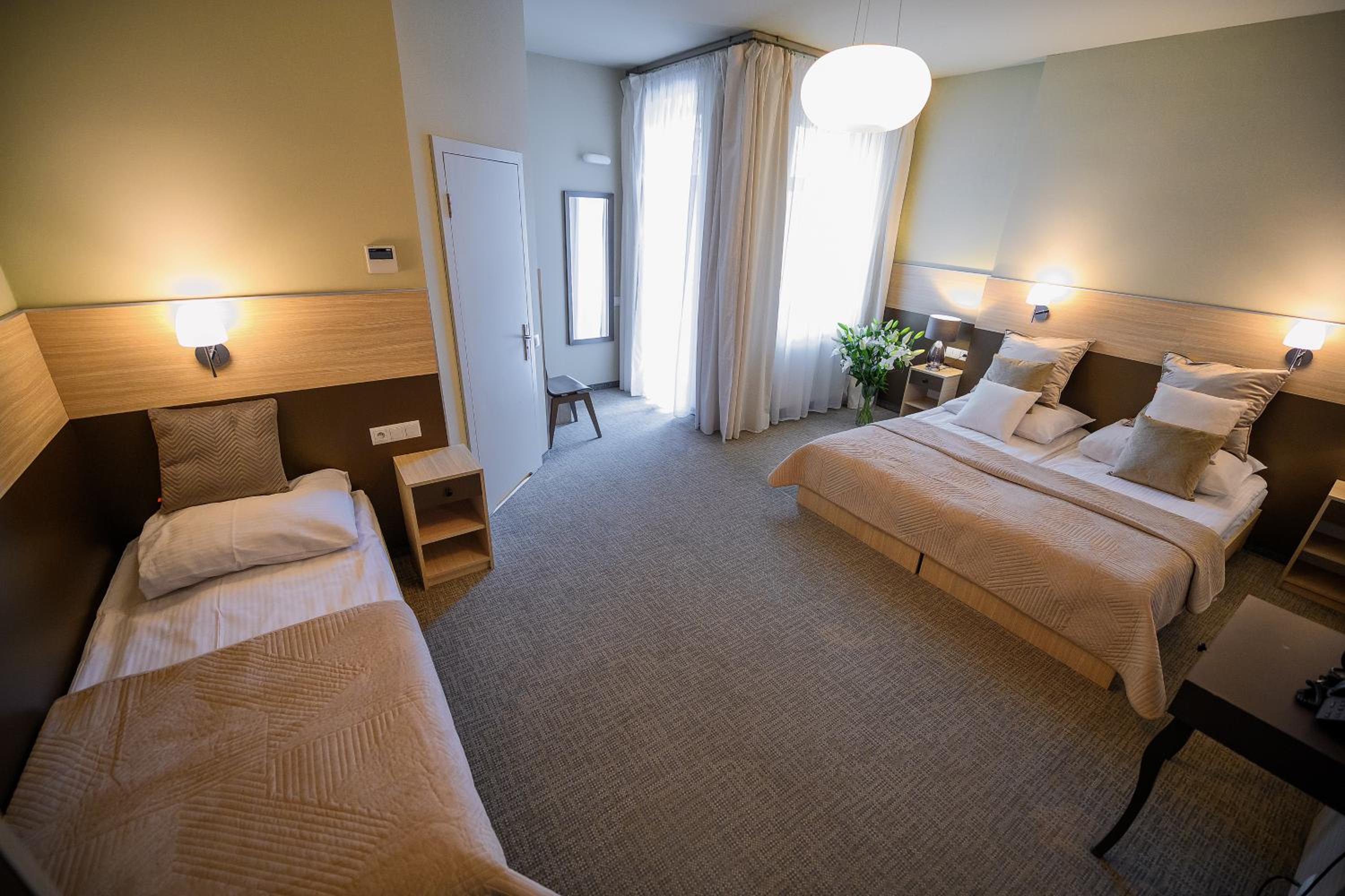Double Room with Extra Bed and Private Bathroom photo 1