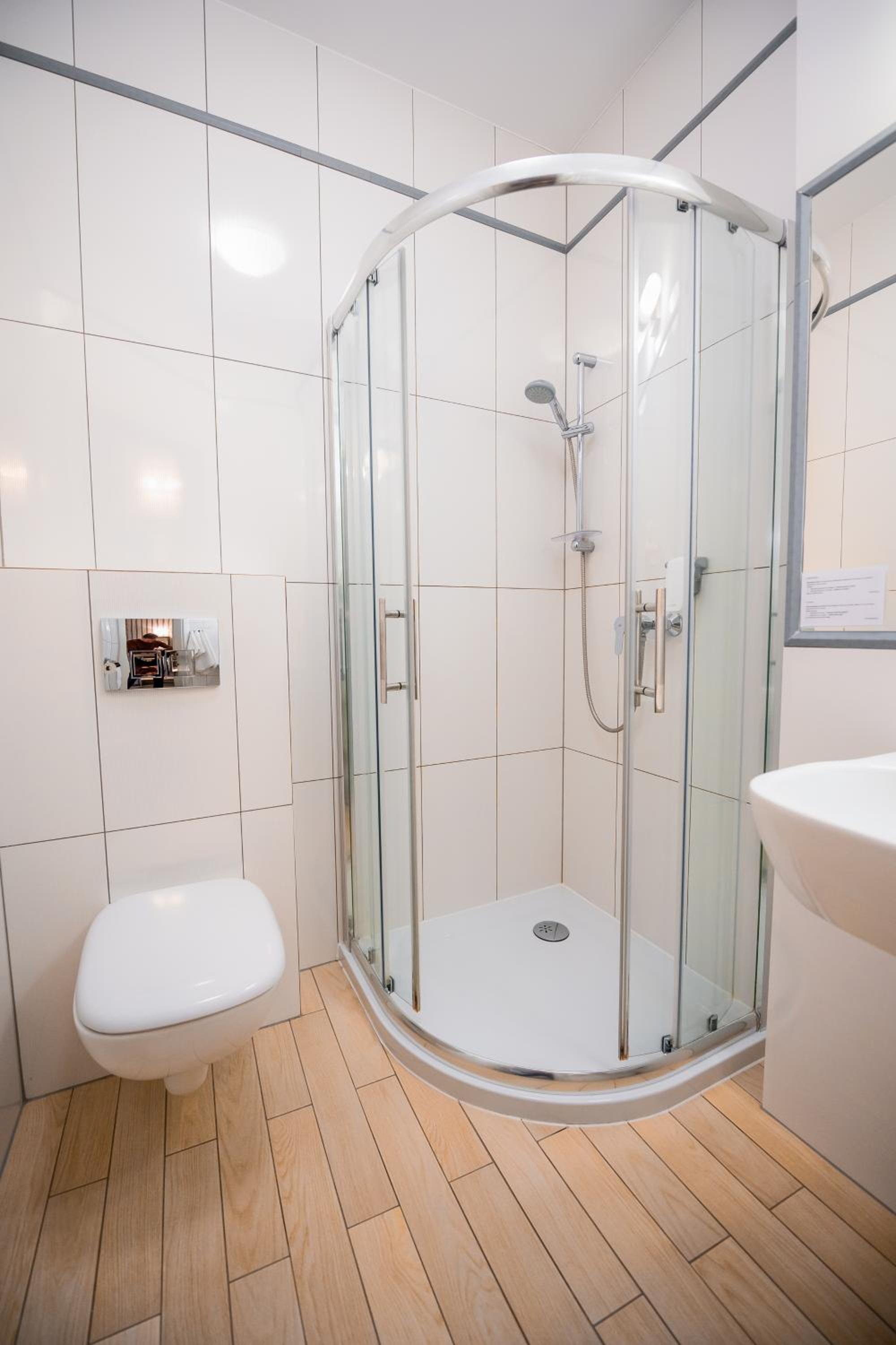 Double Room with Extra Bed and Private Bathroom photo 2