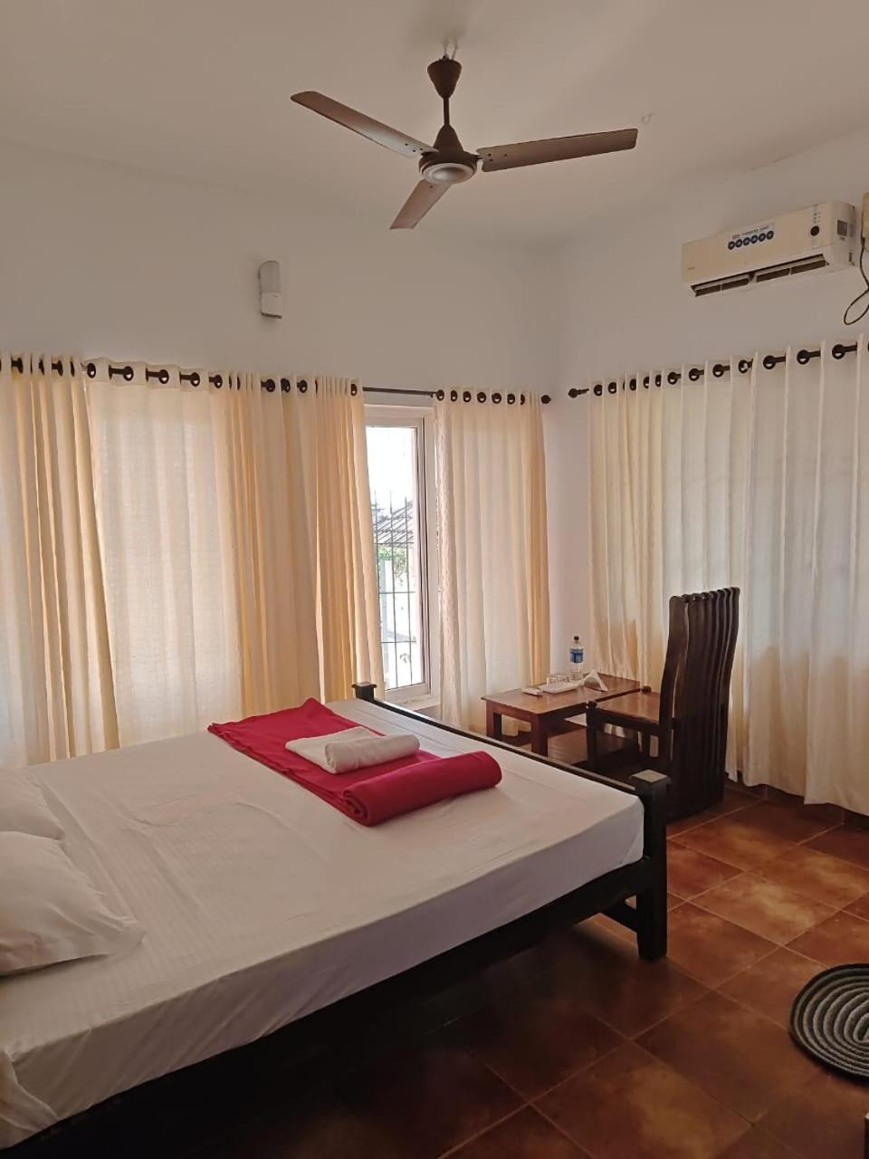 Standard King Room photo 2