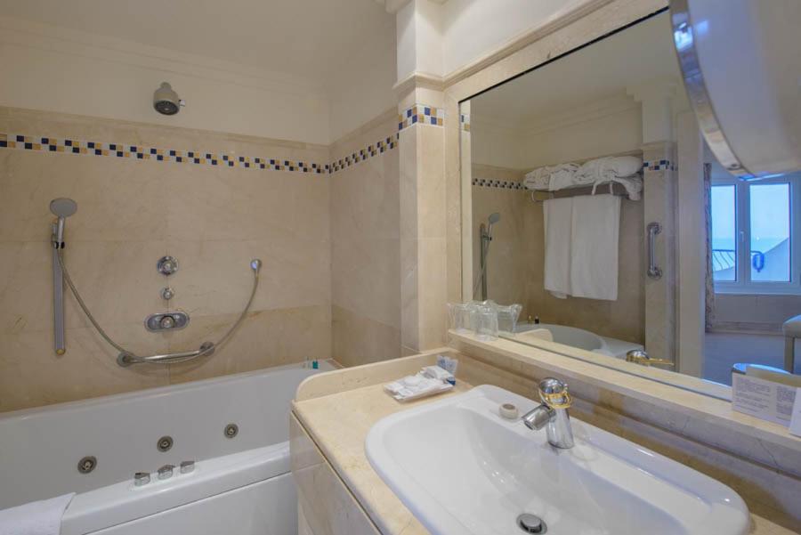 One-Bedroom Suite - Photo 7