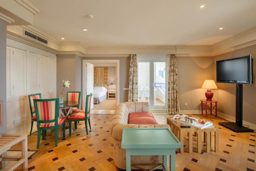 One-Bedroom Suite - Photo 3