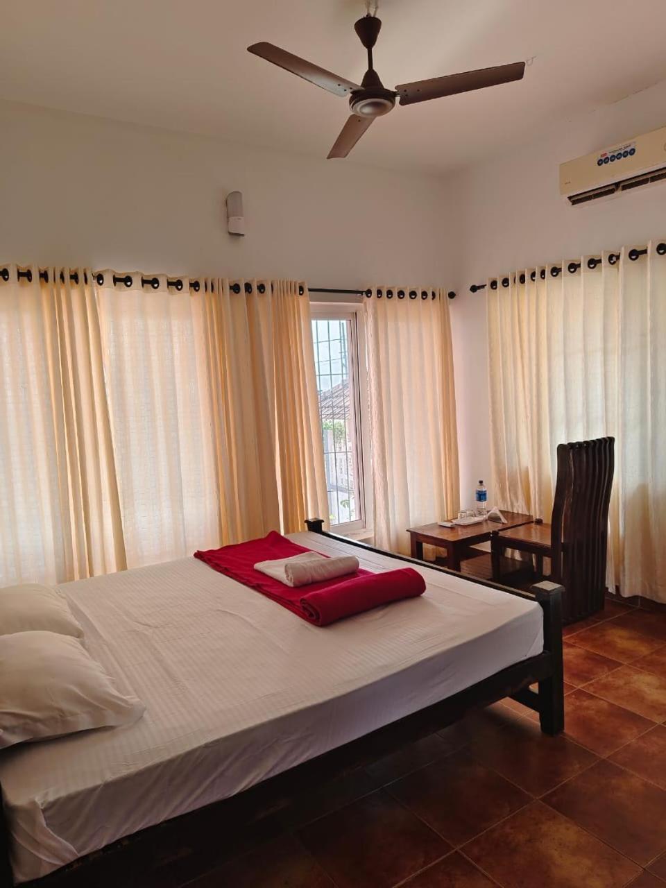 Standard King Room photo 1