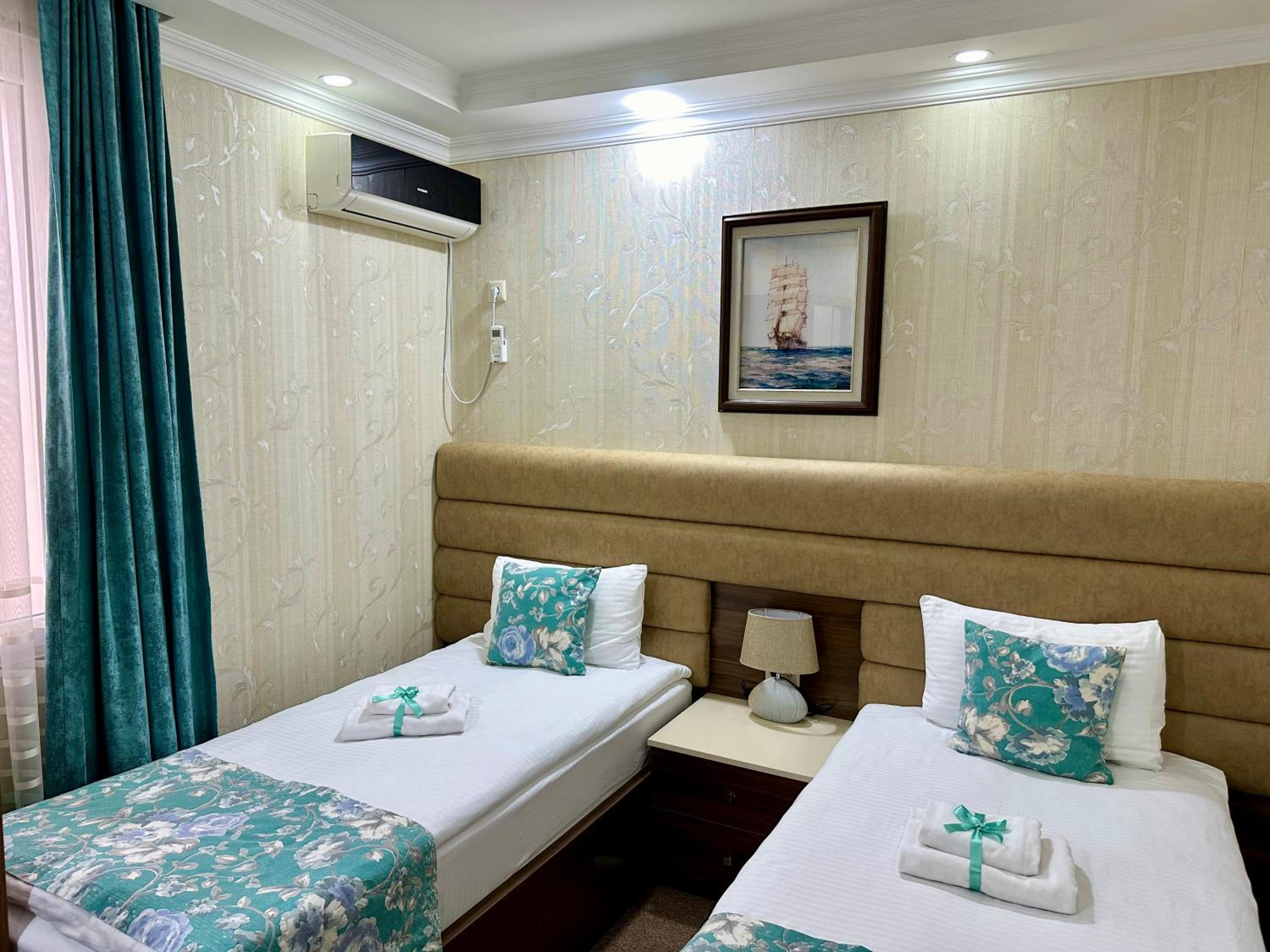 Large Twin Room photo 2