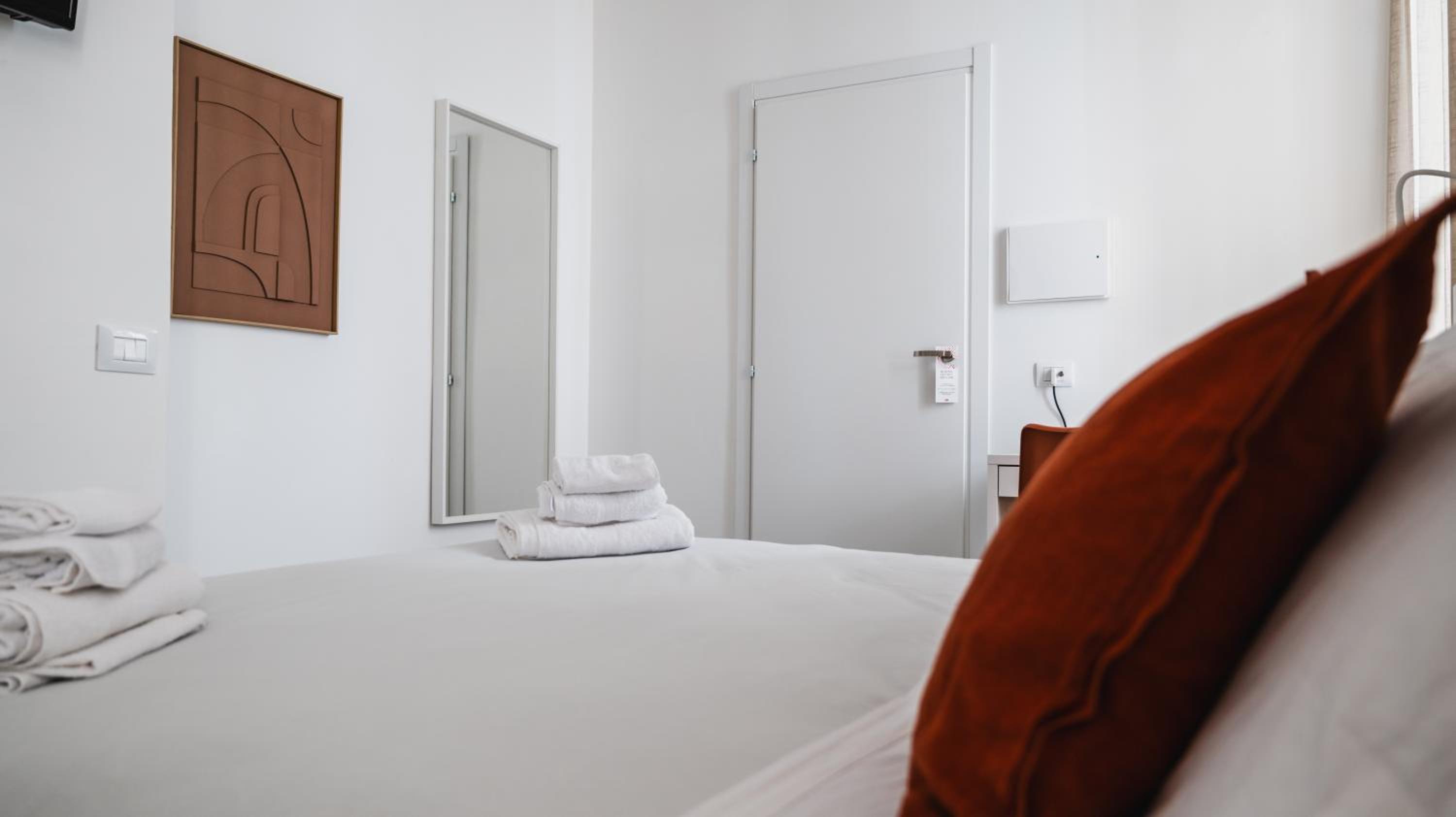 Deluxe Double Room with Balcony - Photo 10