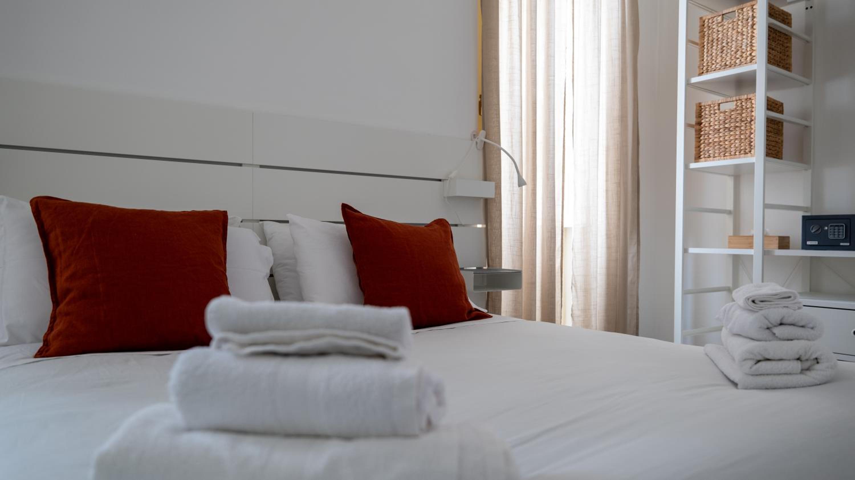 Deluxe Double Room with Balcony - Photo 13