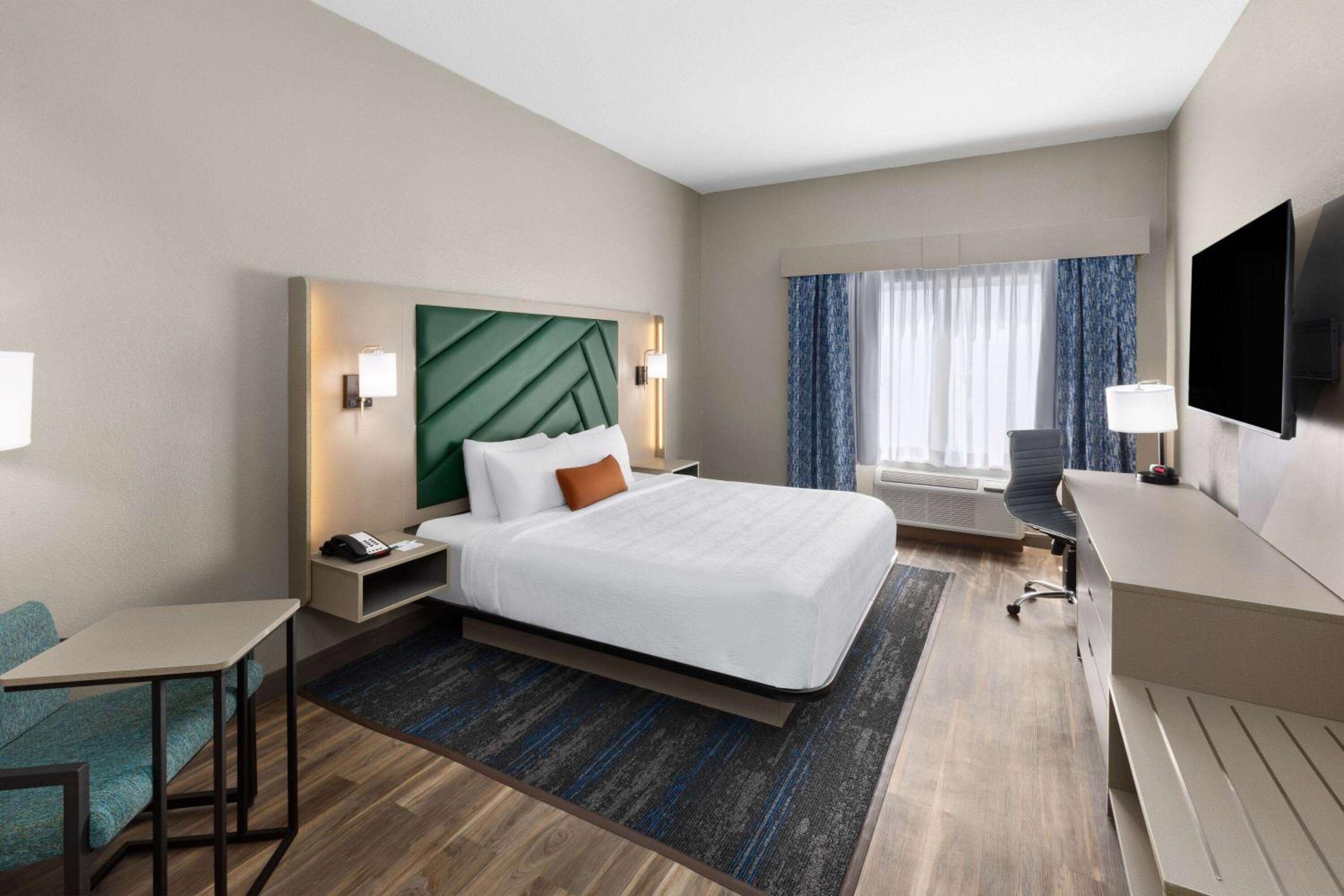 King Room with Roll-In Shower - Mobility/Hearing Accessible - Non-Smoking - Photo 1