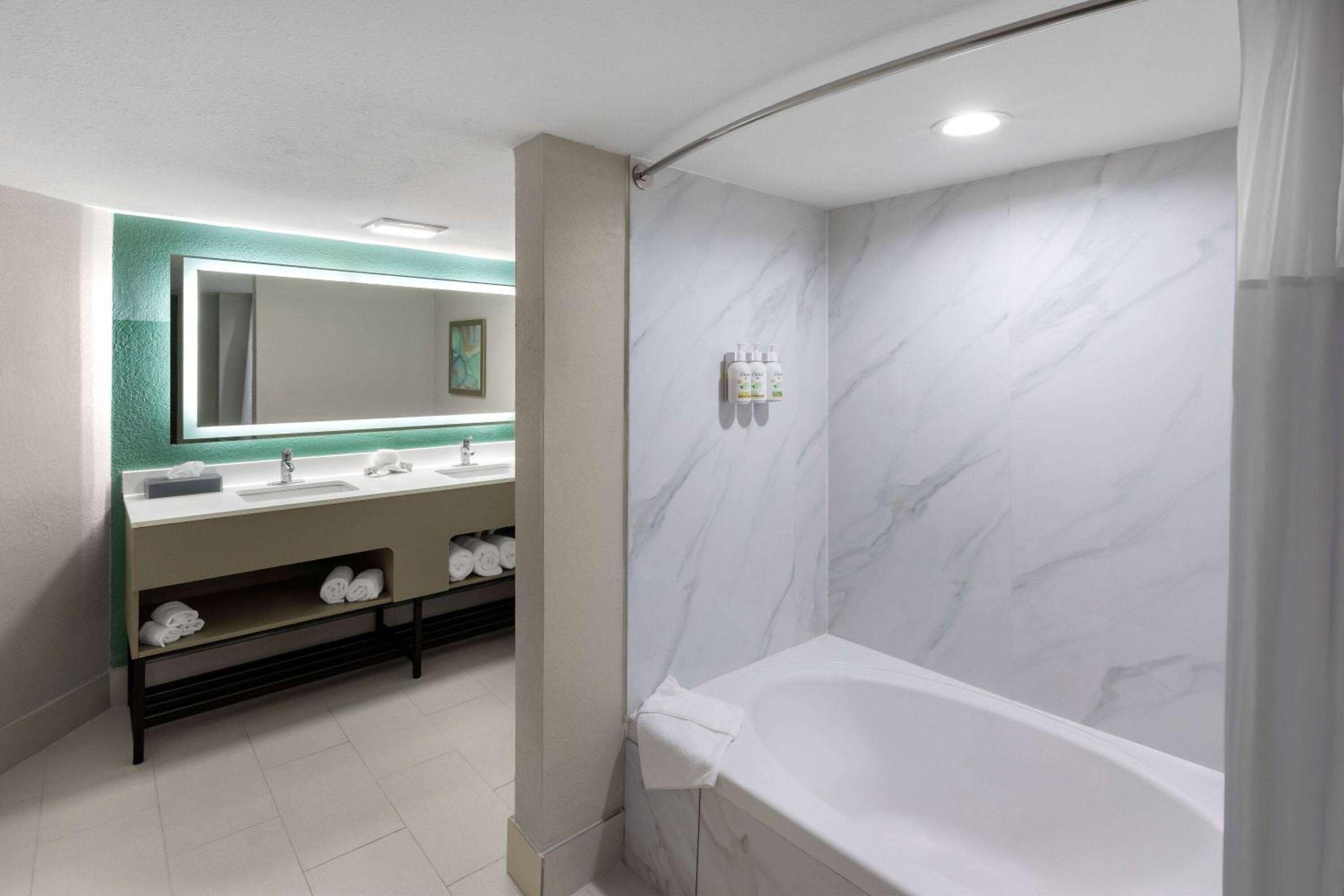 King Suite - Non-Smoking - Photo 2