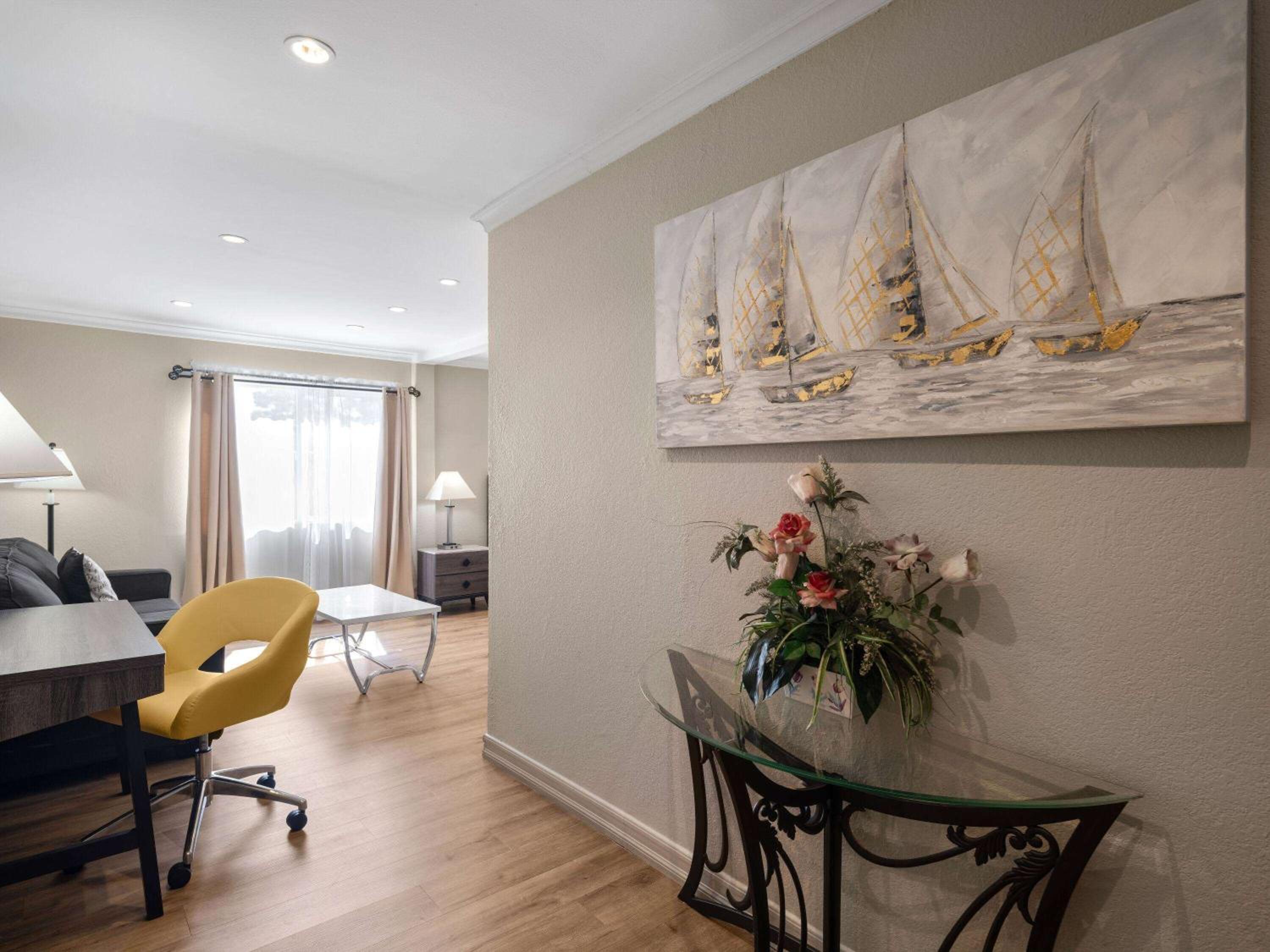 King Suite - Non-Smoking - Photo 1