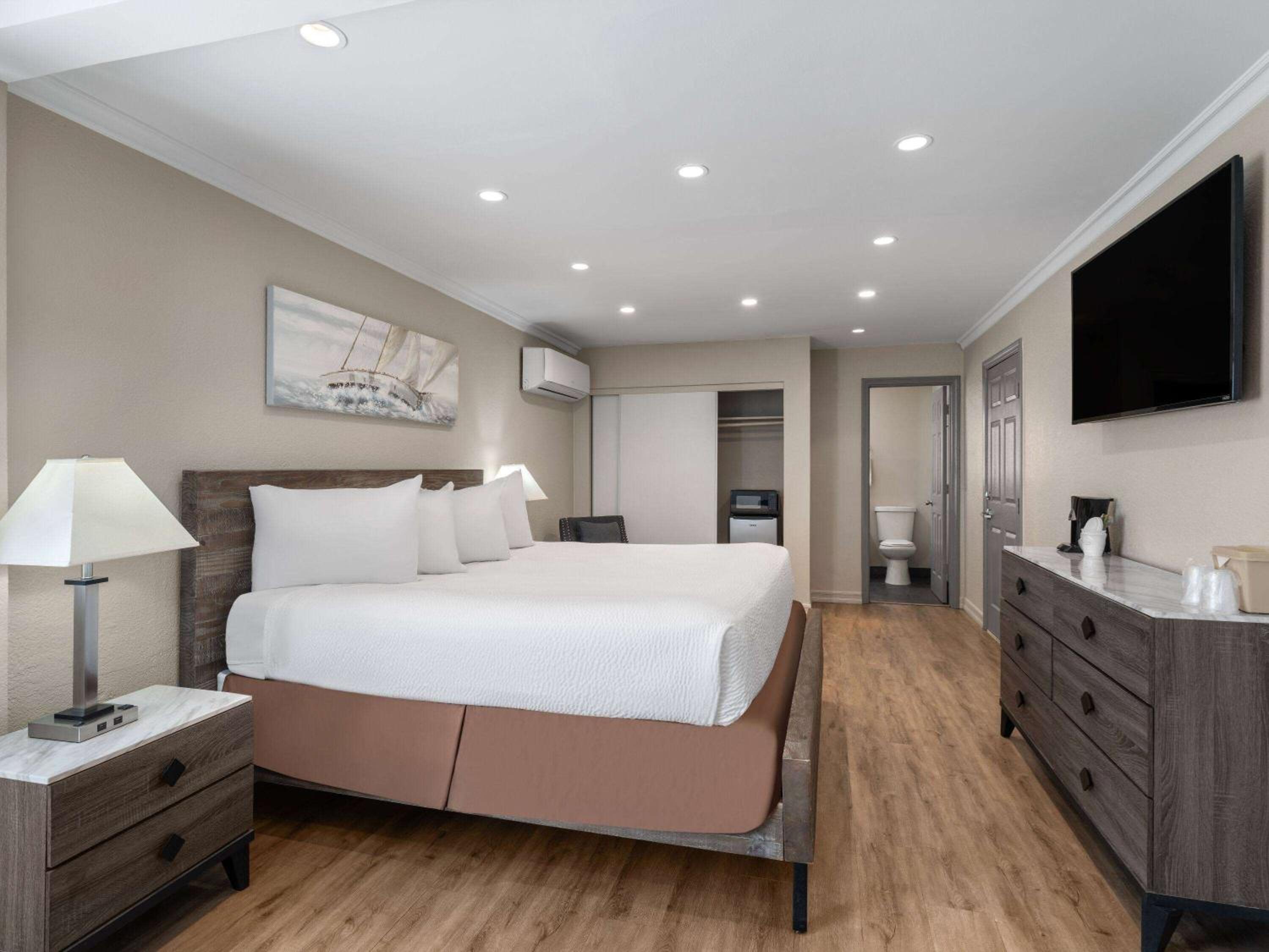 King Suite - Non-Smoking - Photo 2