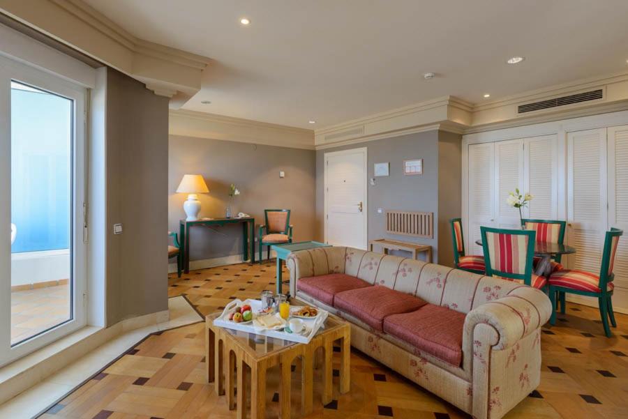 One-Bedroom Suite - Photo 4