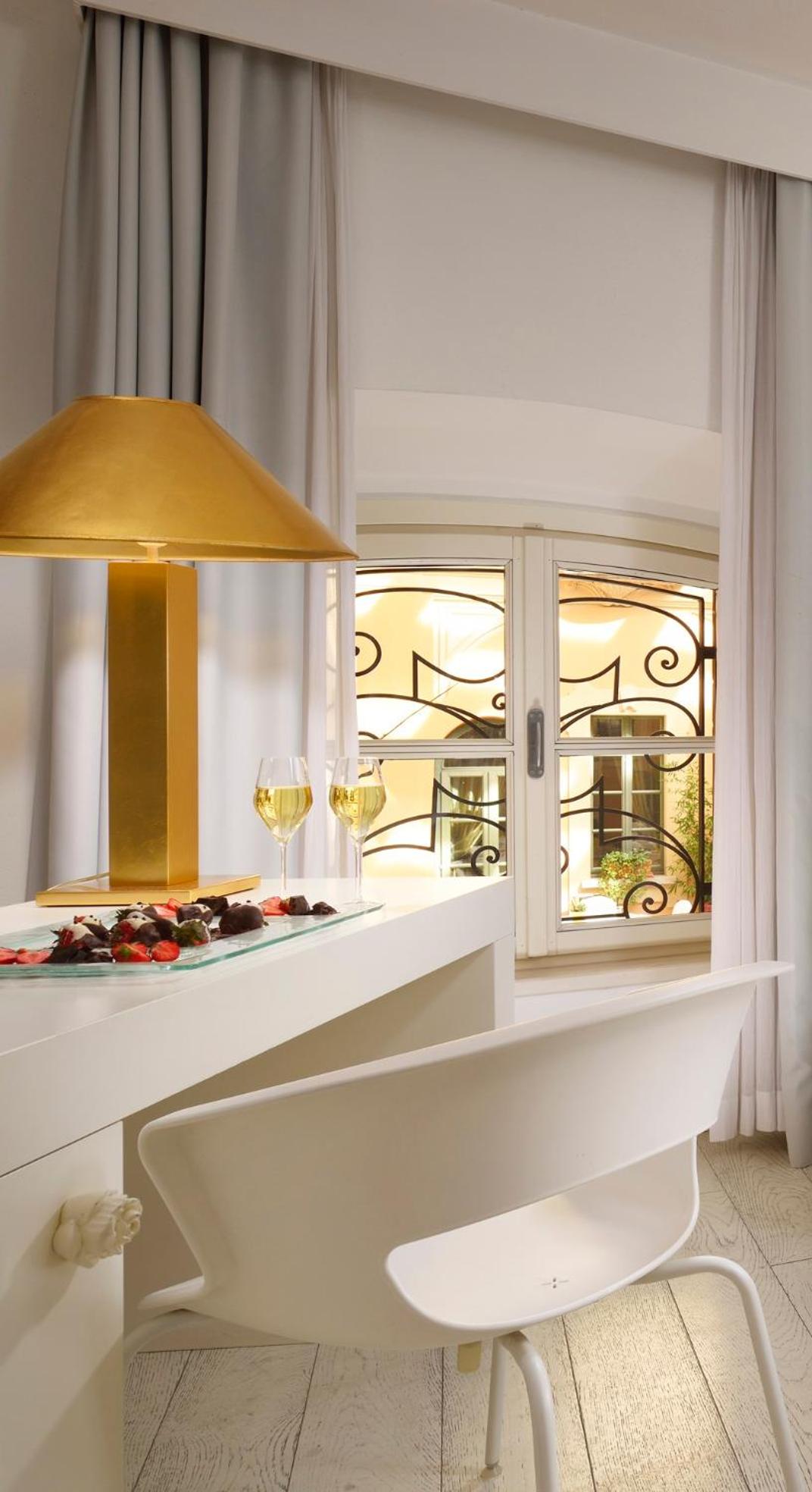 Queen Suite with Sofa Bed photo 3