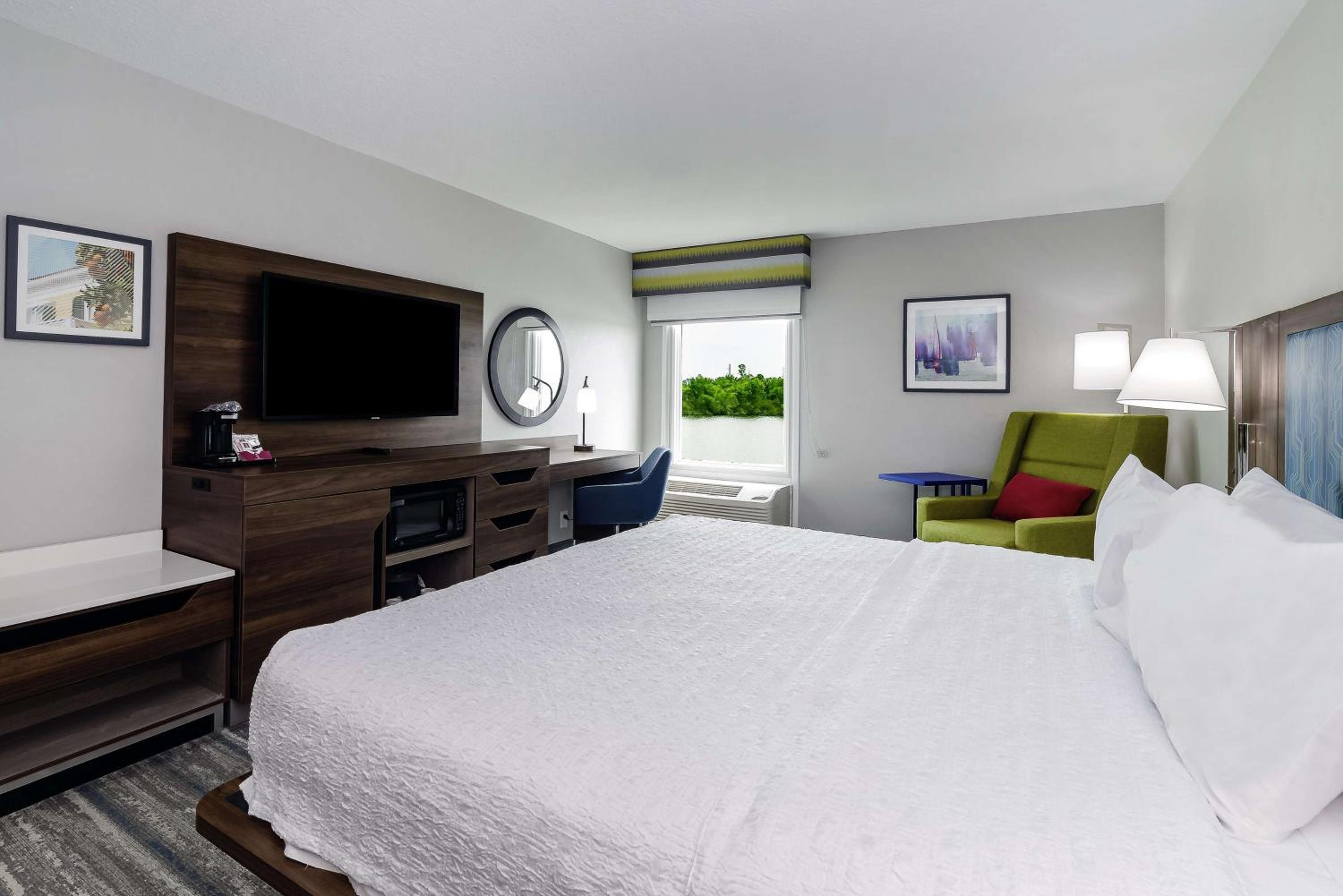 King Room with Lake View - Non-Smoking
