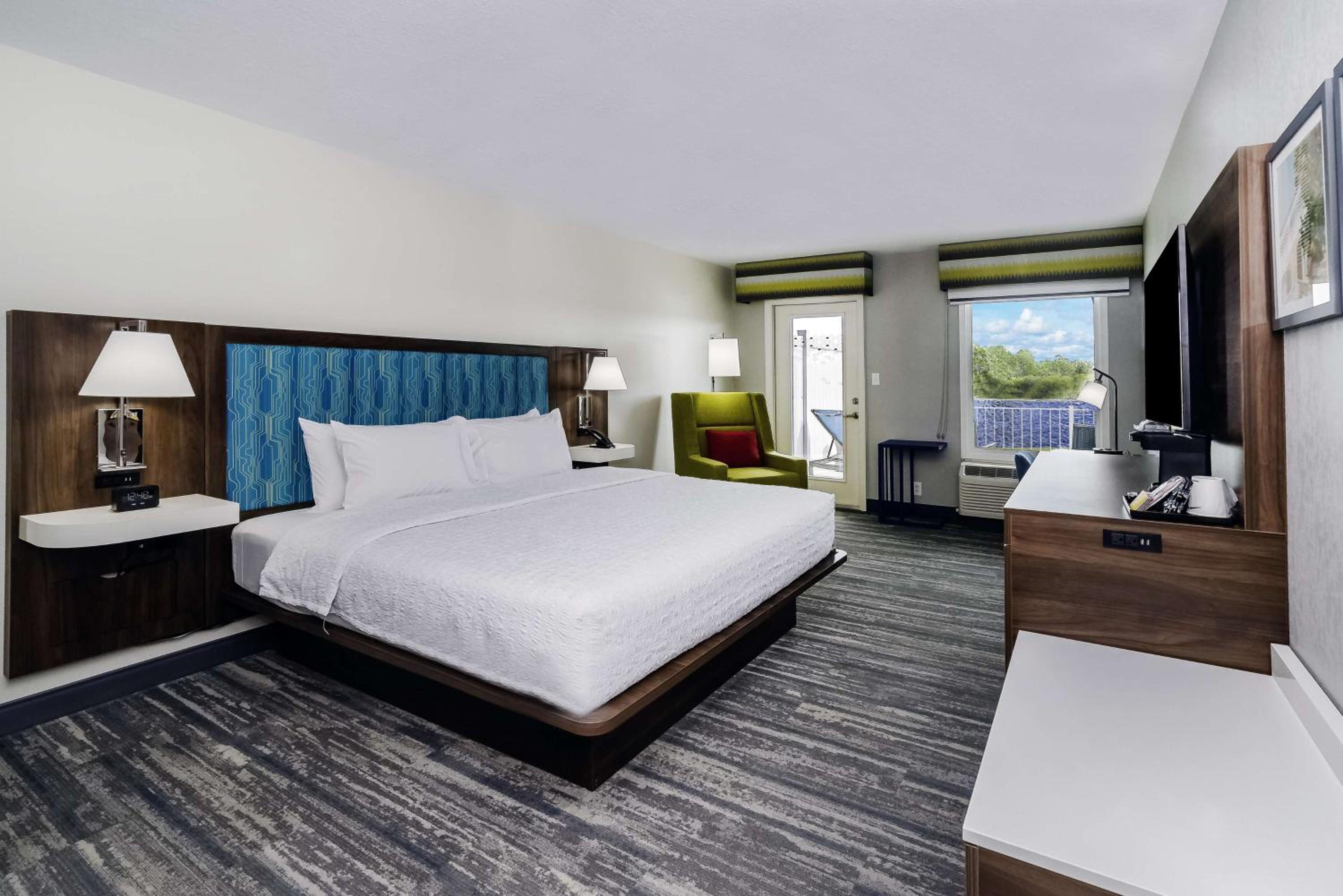 Standard King Room with Balcony/Non-Smoking