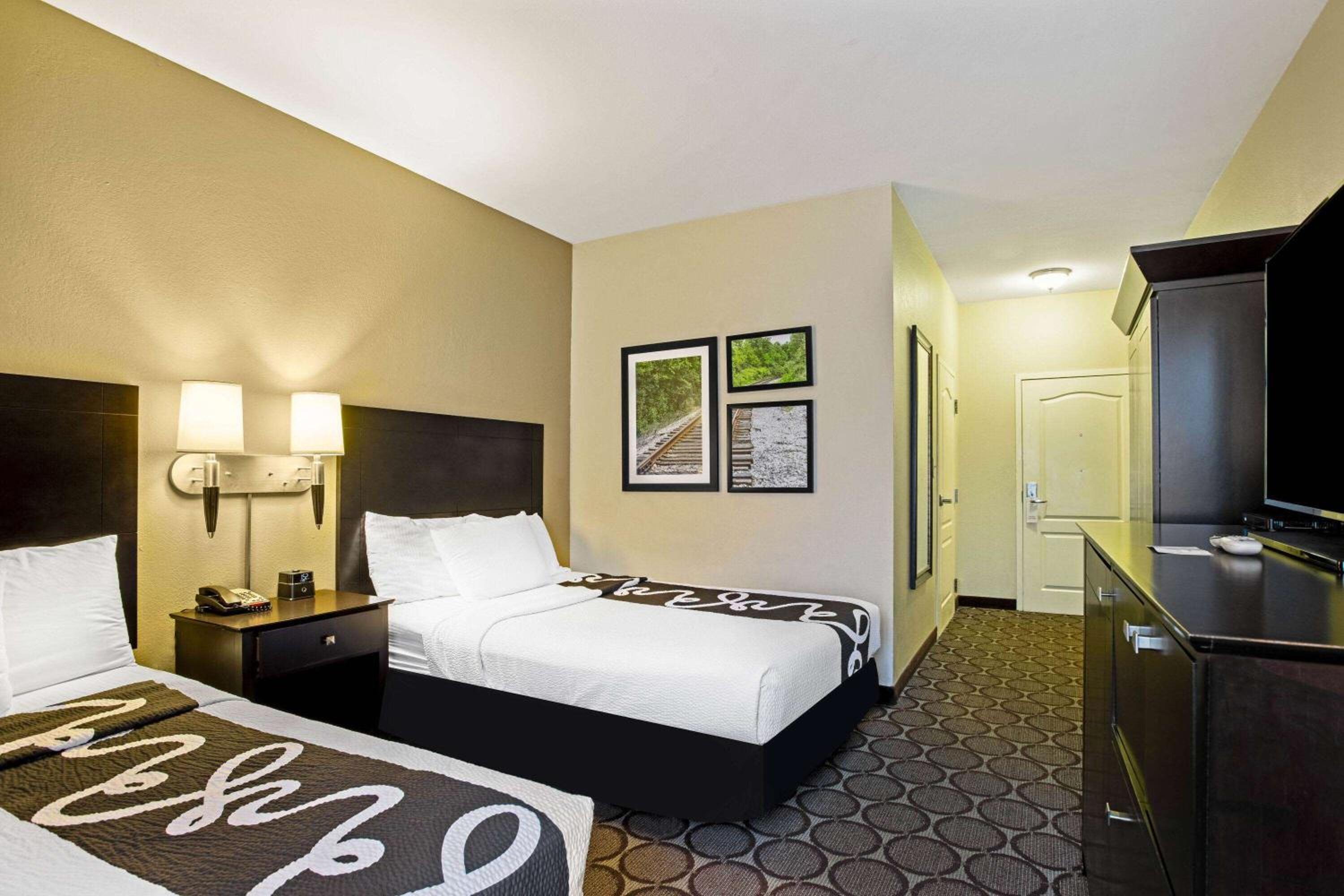 Queen Room with Two Queen Beds - Non-Smoking - Photo 3