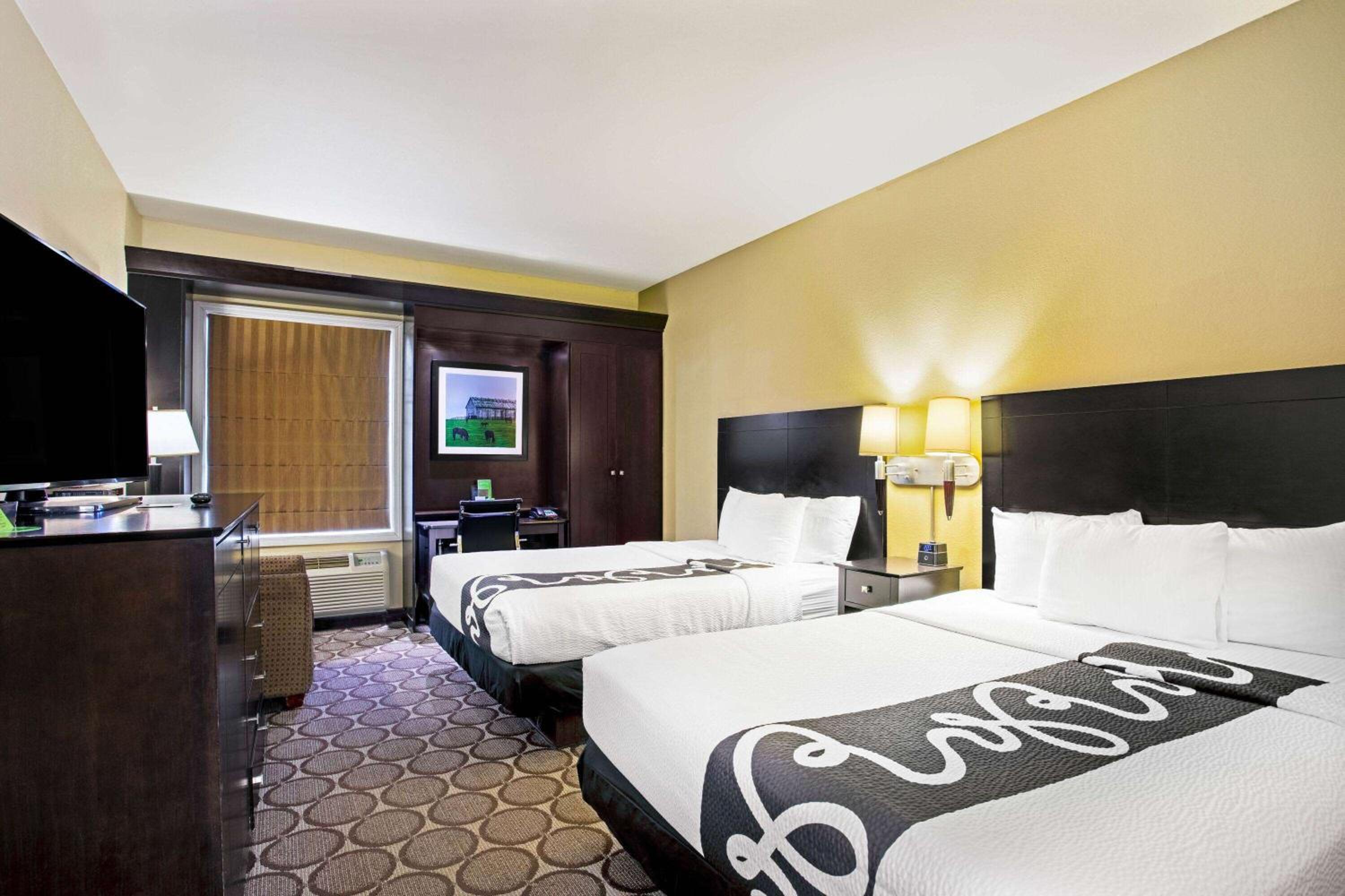 Queen Room with Two Queen Beds - Non-Smoking - Photo 1