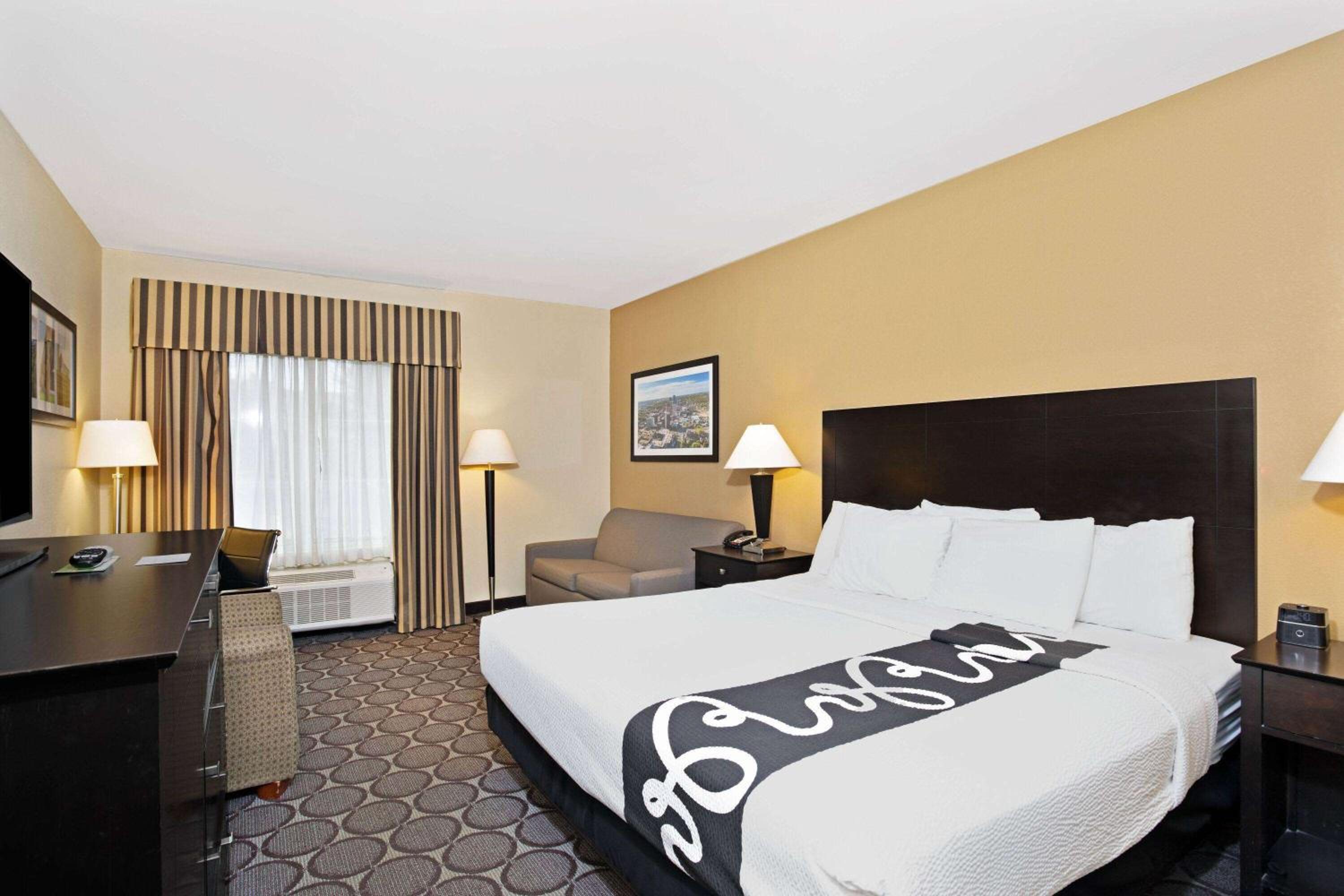 Deluxe King Room with Mobility/Hearing Impaired Access - Non-Smoking - Photo 1