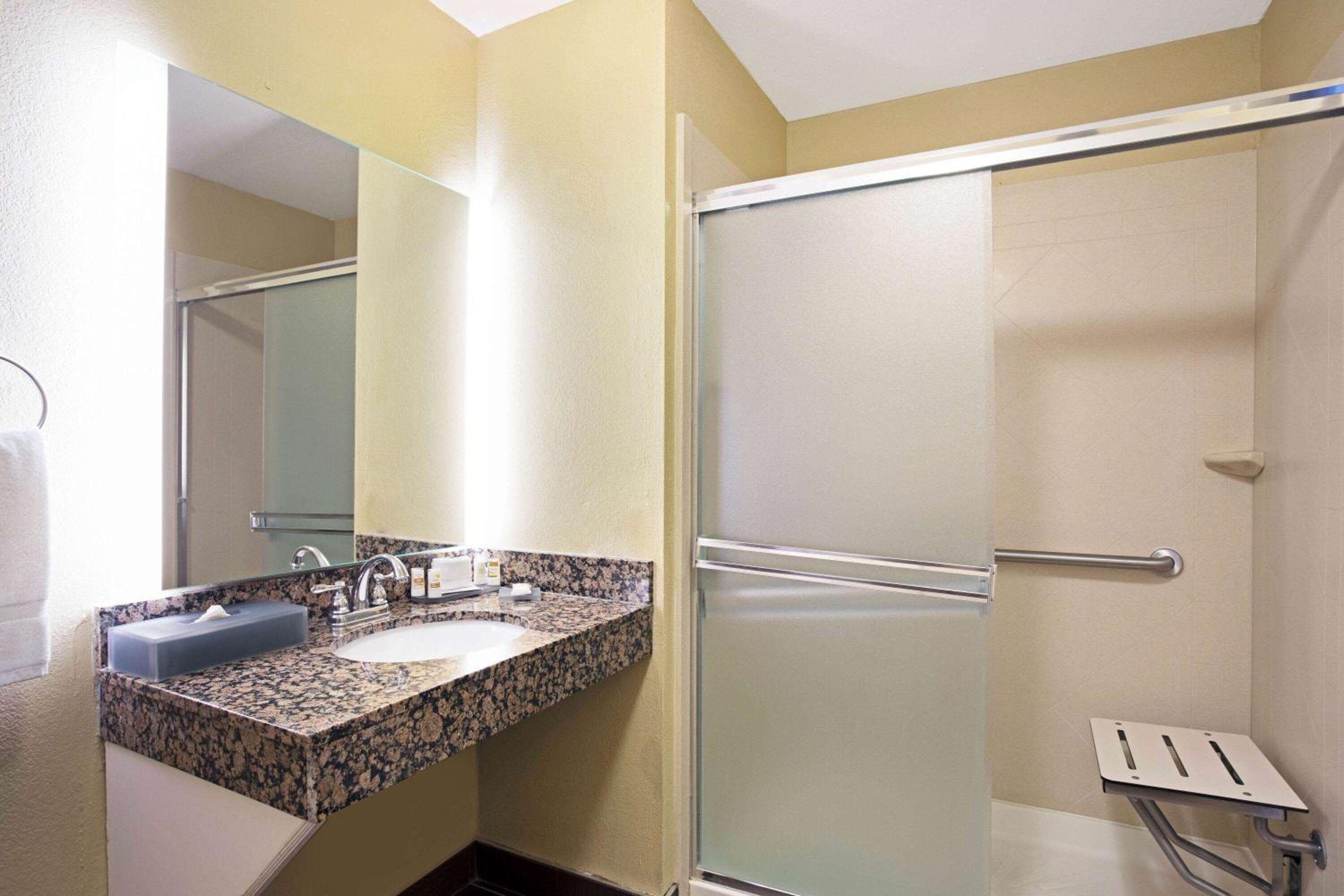 Double Room with Mobility/Hearing Impaired Access - Non-Smoking - Photo 4