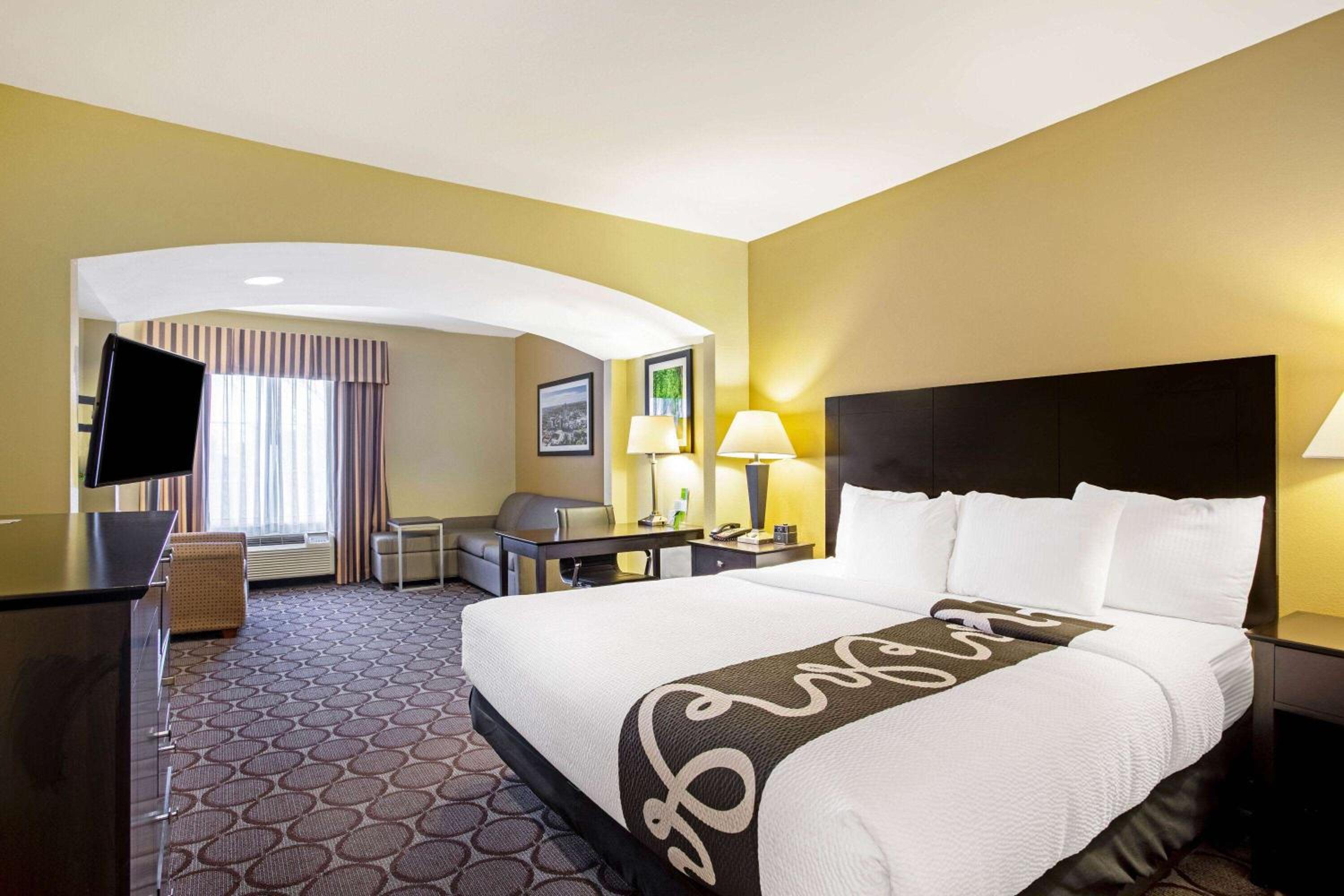 Deluxe King Room - Non-Smoking - Photo 1