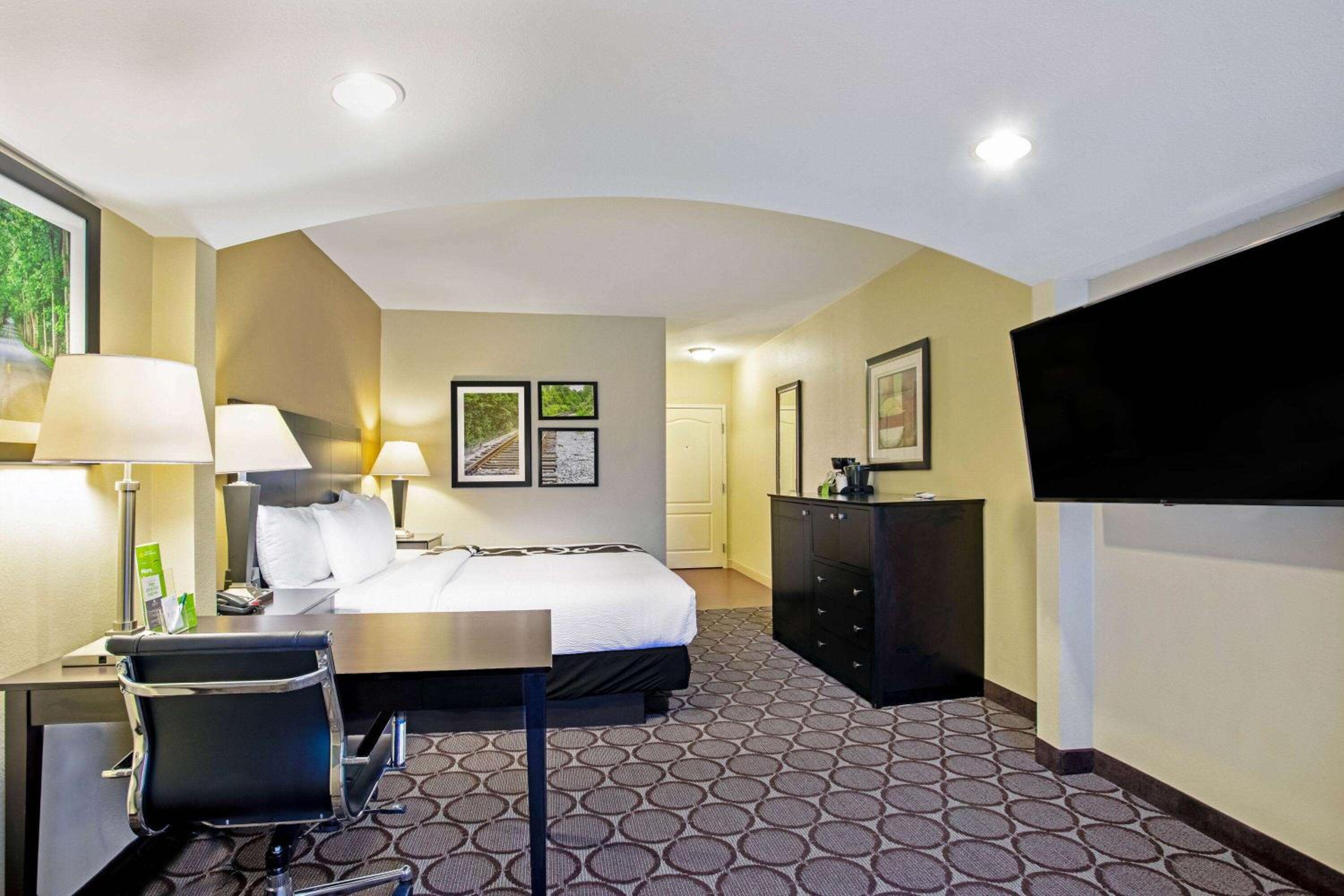 Deluxe King Room - Non-Smoking - Photo 6