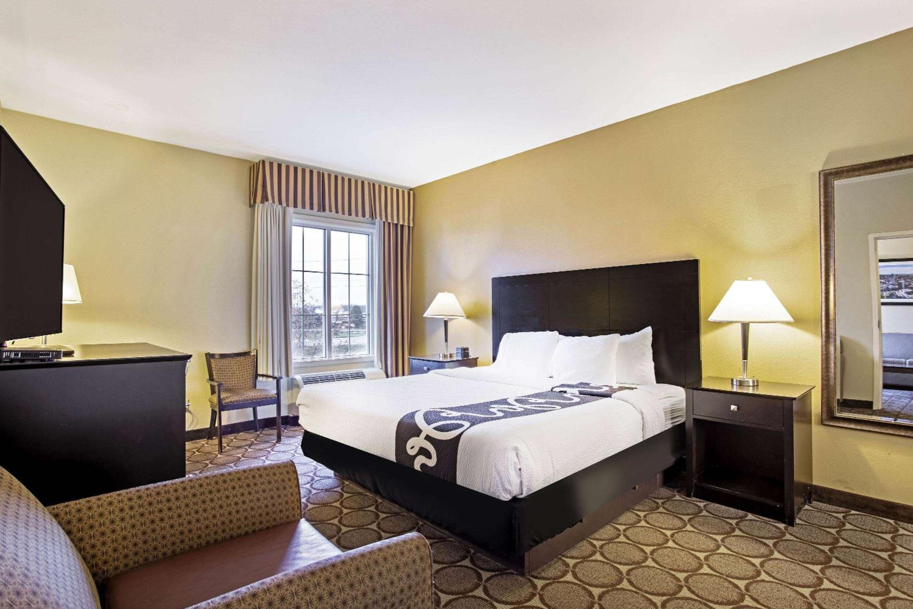 King Suite - Non-Smoking - Photo 10