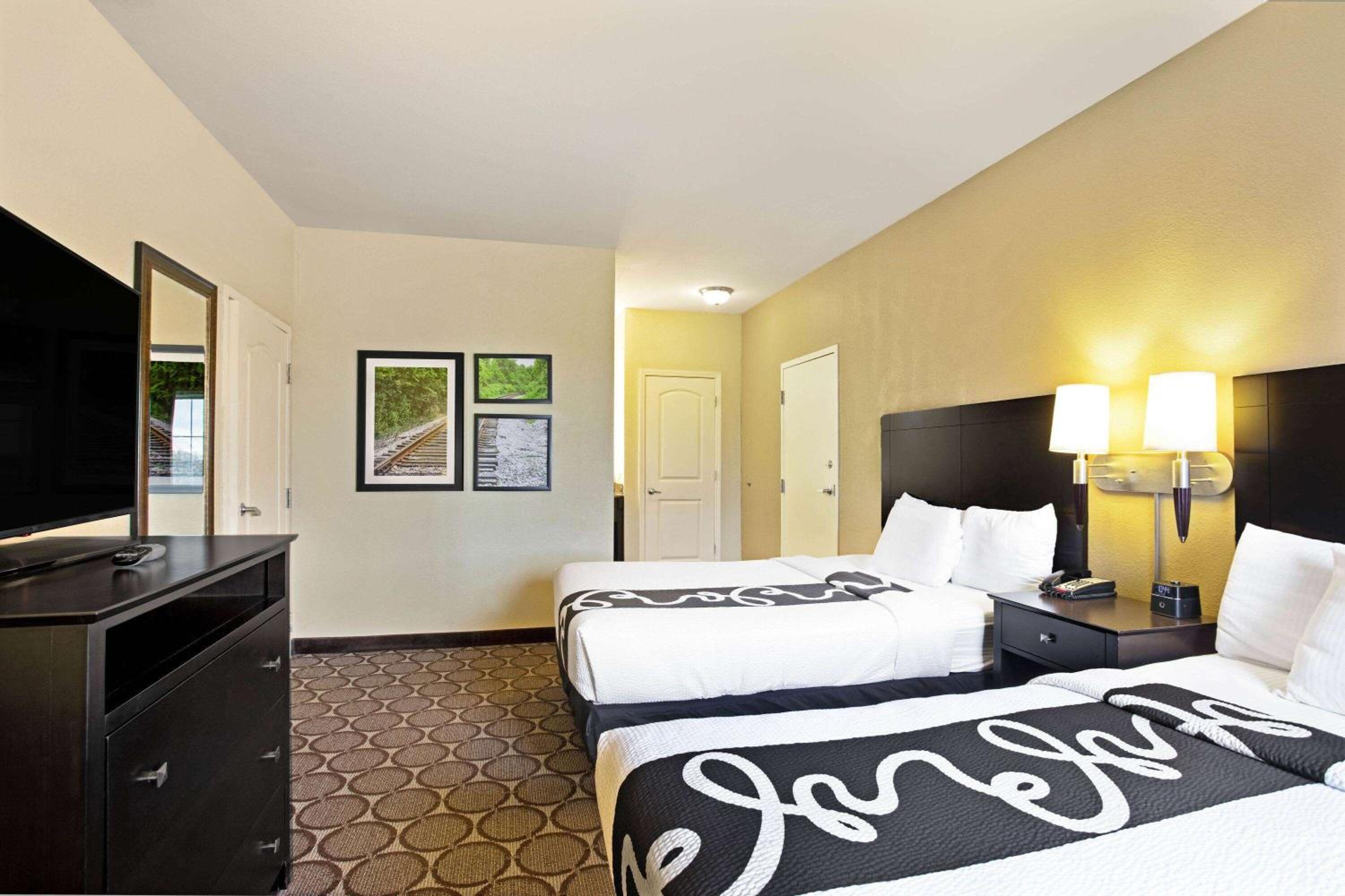 Suite with Two Queen Beds - Non-Smoking - Photo 8